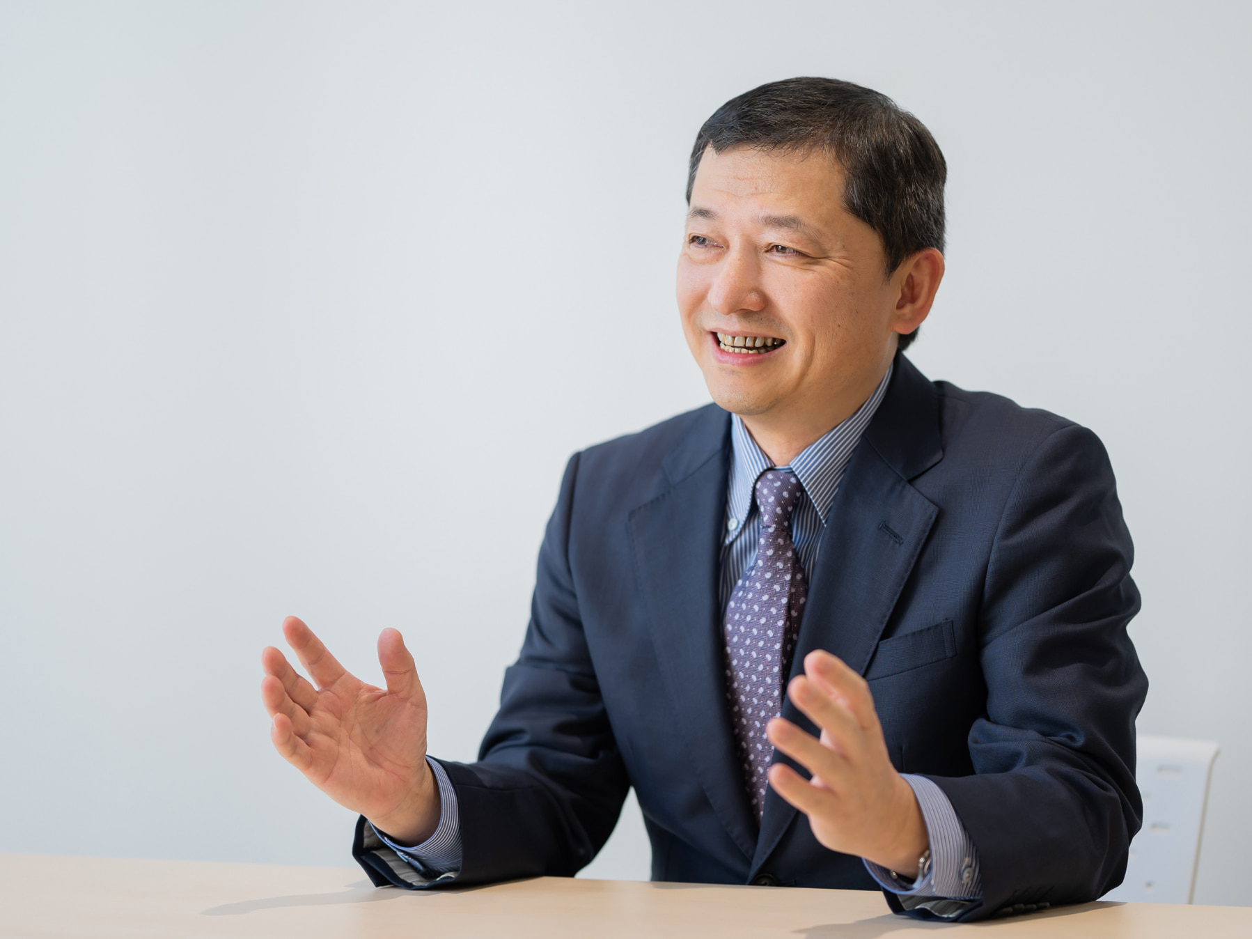 董光哲先生がインタビューに応じている様子