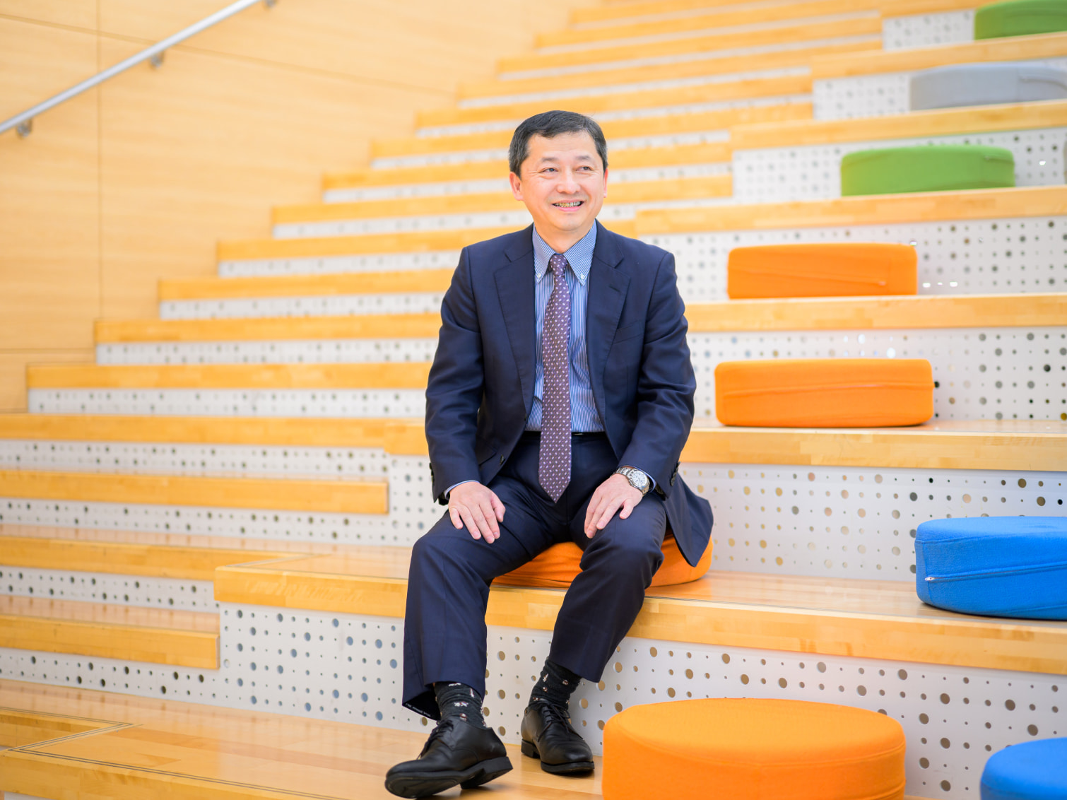 キャンパス内で腰掛ける董光哲先生