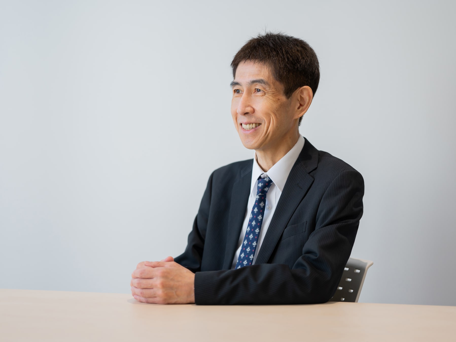 戸崎肇先生がインタビューに応じている様子