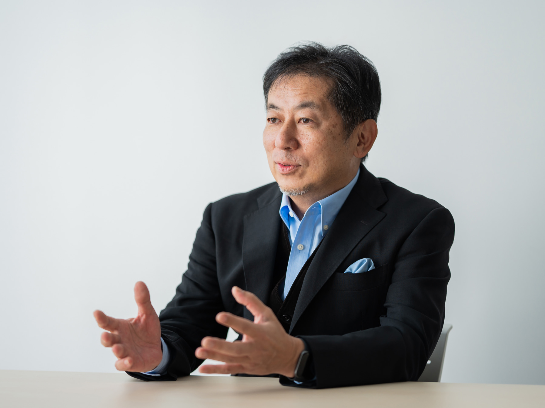 谷光先生がインタビューに応じている様子
