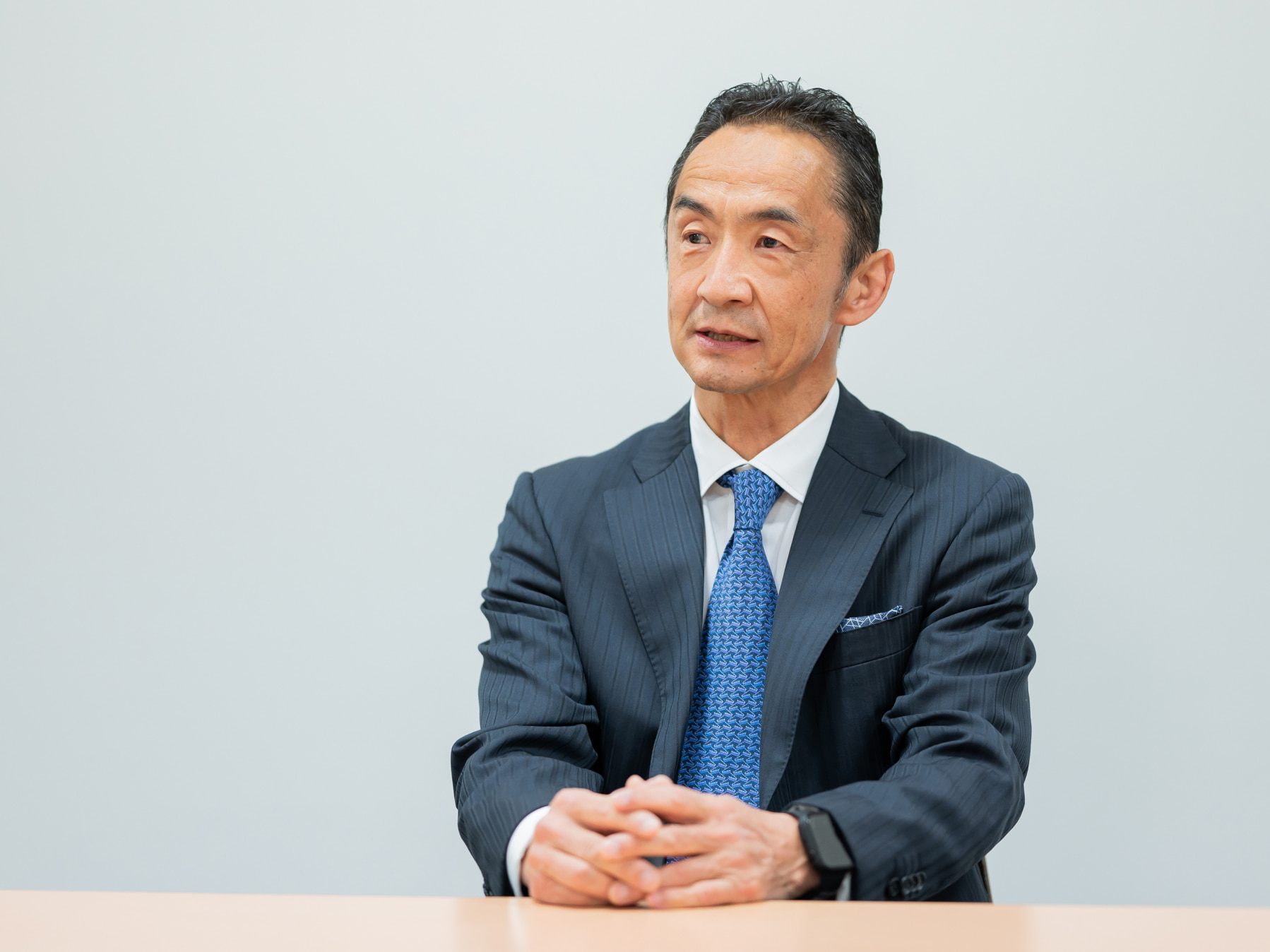 上原裕之先生がインタビューに応じている様子