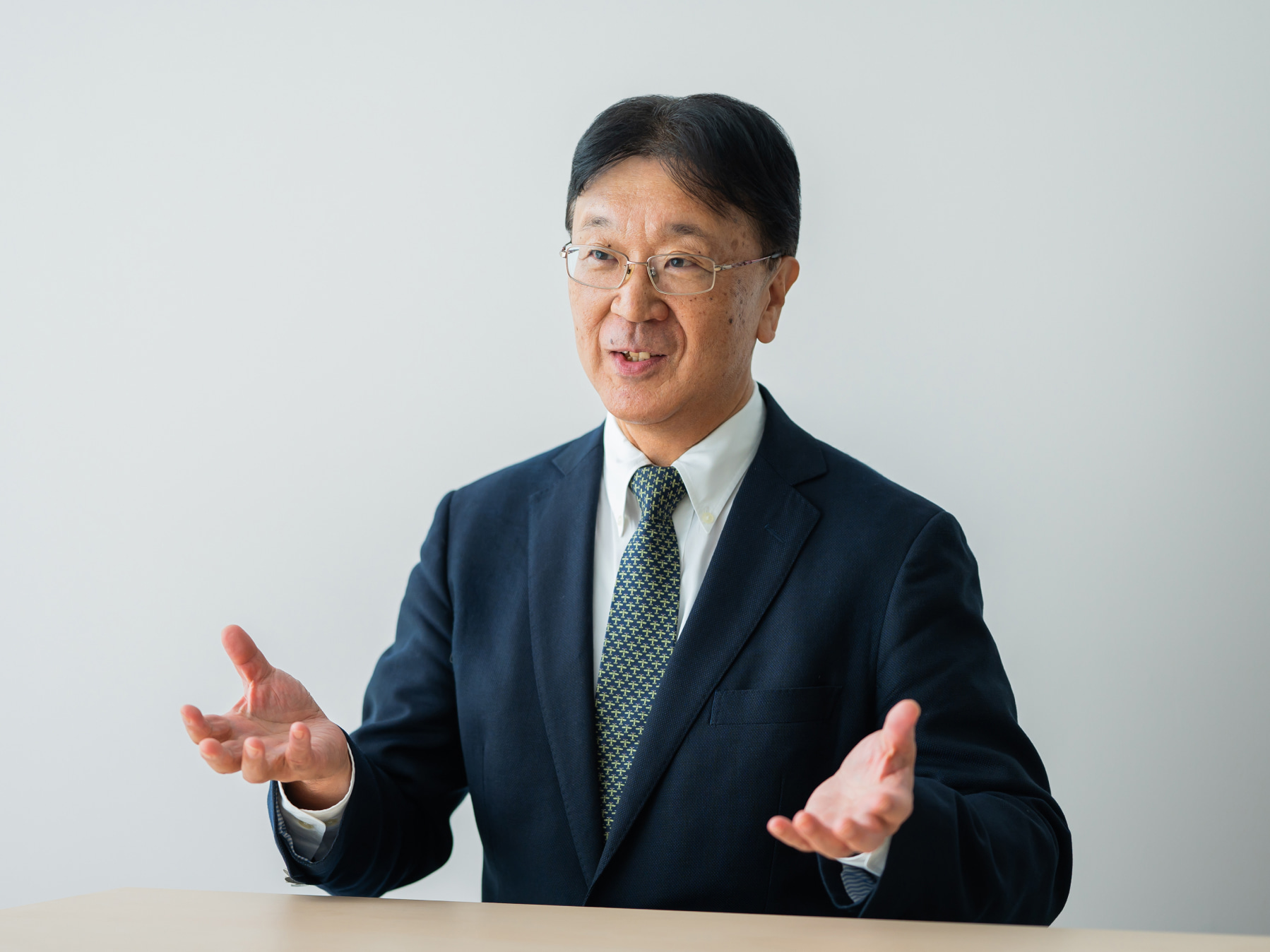 藤田克己先生がインタビューに応じている様子