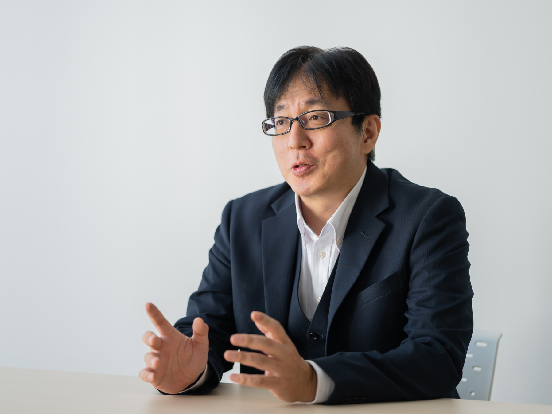 近山和広先生がインタビューに応じている様子
