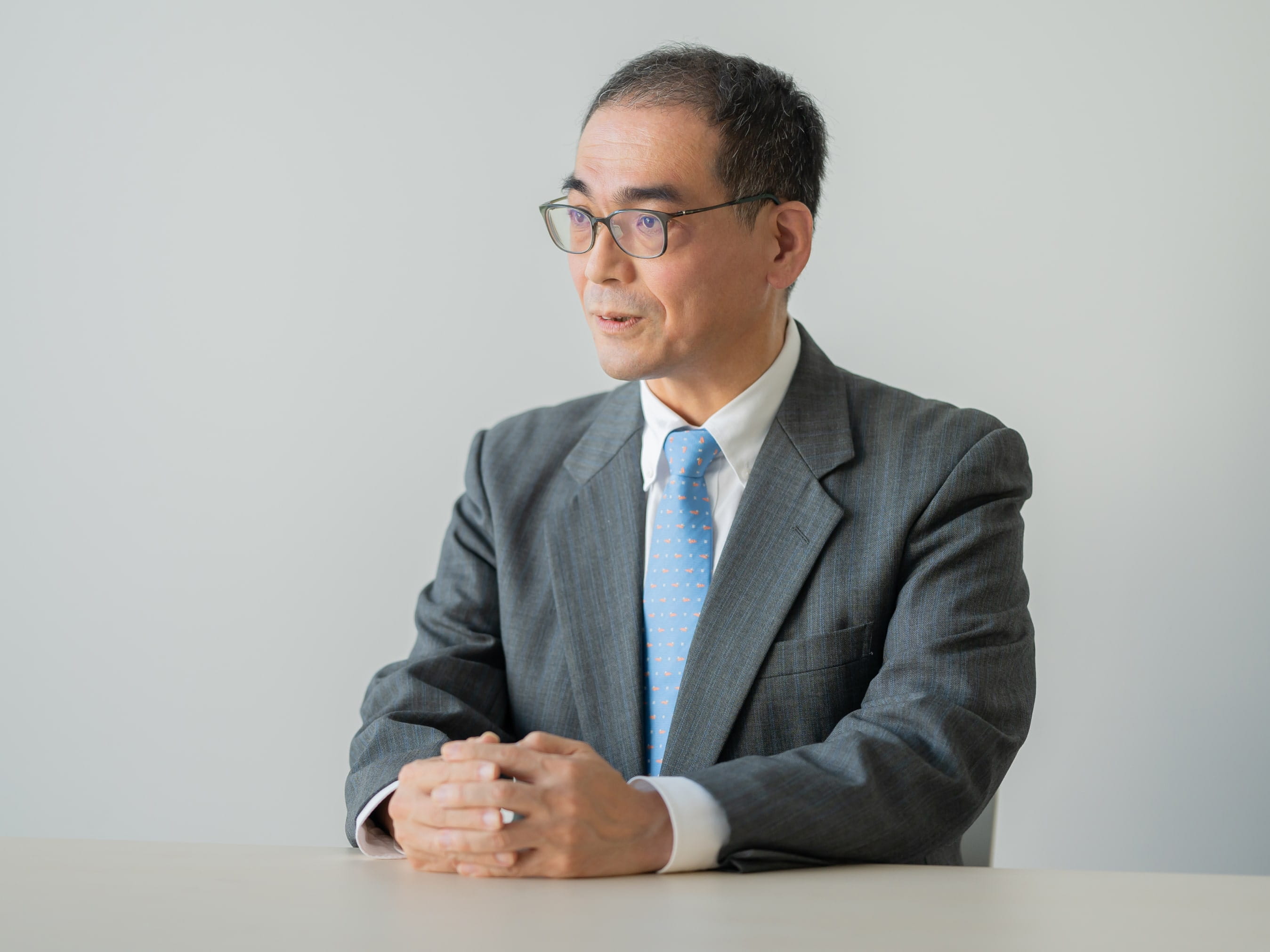 大塚誠先生がインタビューに応じている様子