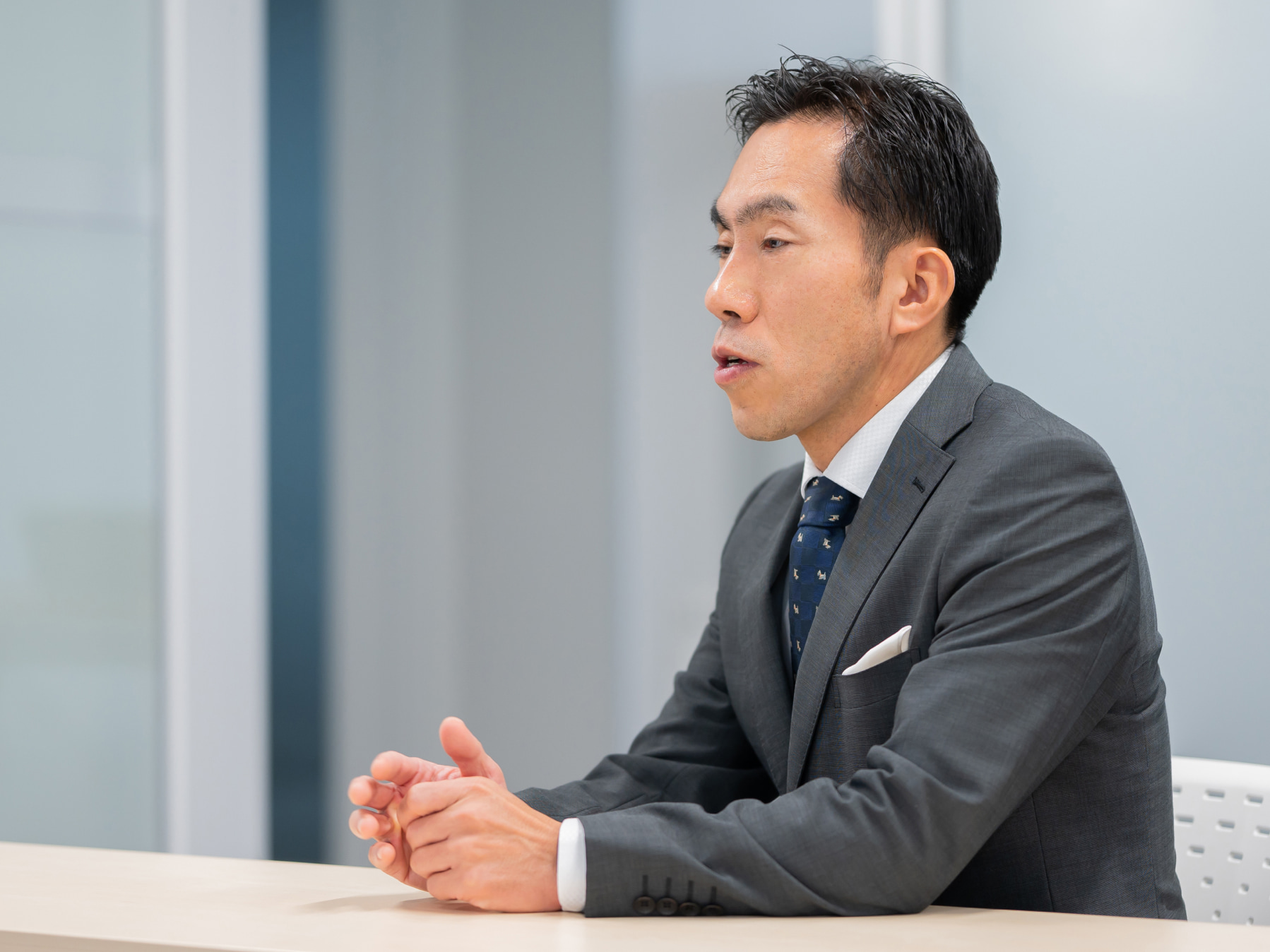 西山守先生がインタビューに応じている様子