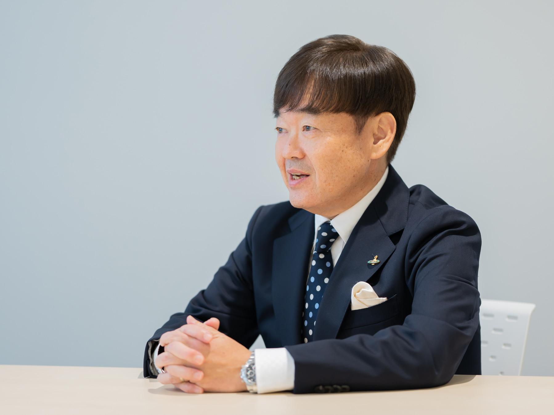 馬塲正実先生がインタビューに応じている様子