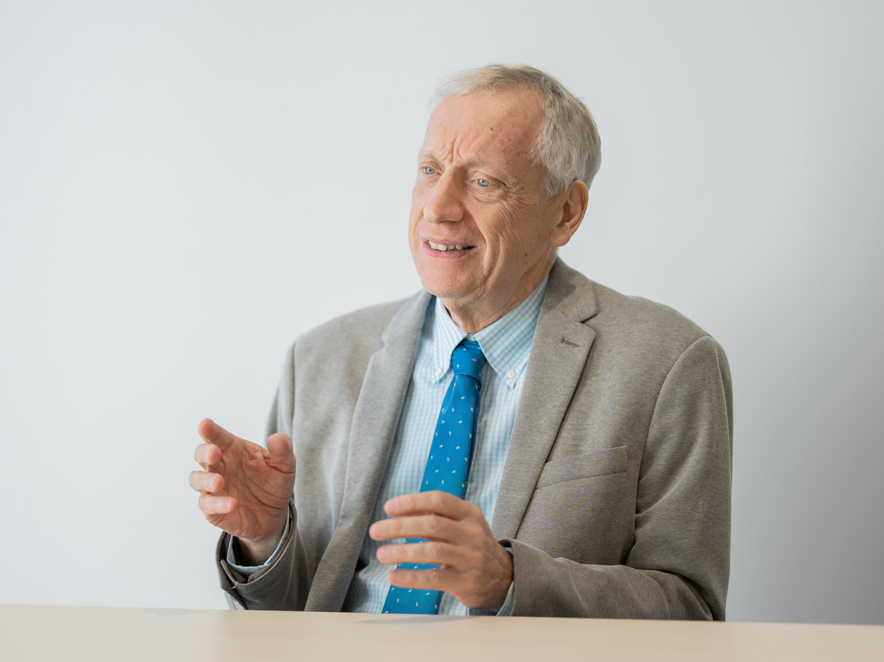 メンセンディーク ジェフリー先生がインタビューに応じている様子