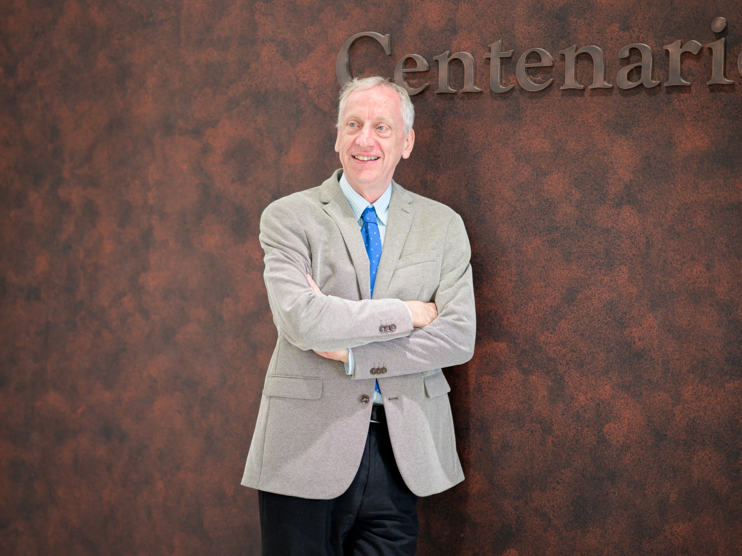 キャンパス内で佇むメンセンディーク ジェフリー先生