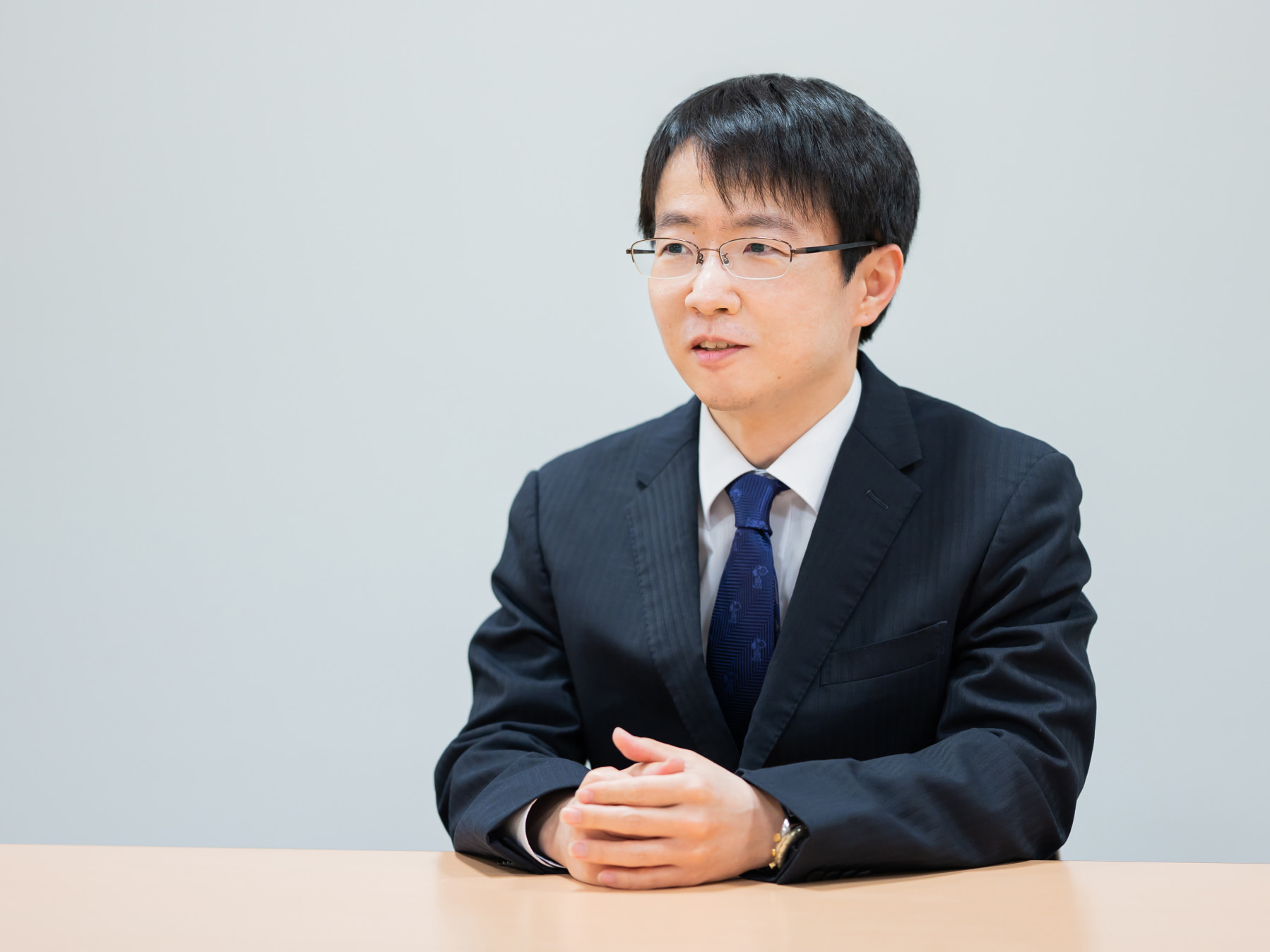 村上理先生がインタビューに応じている様子
