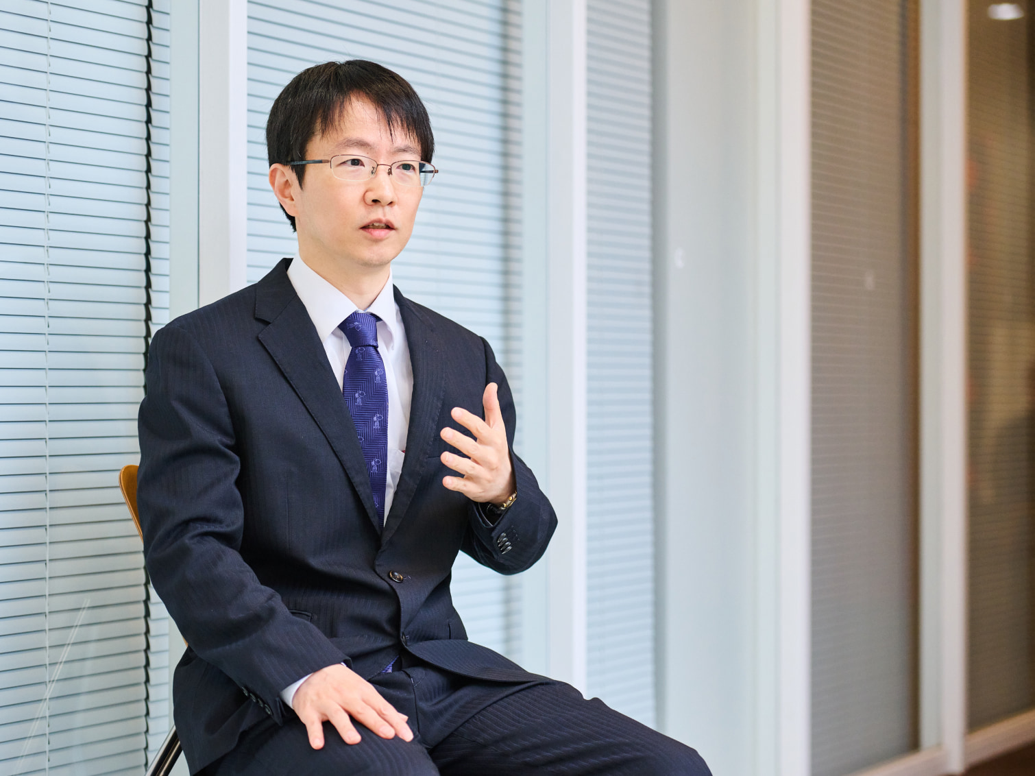 金融機関勤務を経て財務会計の研究者になった経緯について語る村上理先生
