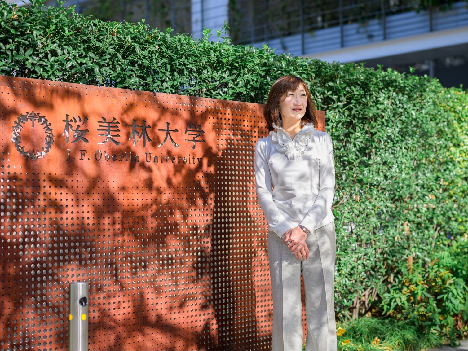 キャンパス内で佇む兼田麗子先生