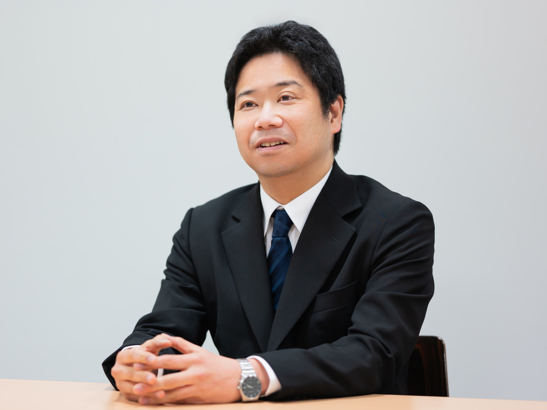 西森亮太先生がインタビューに応じている様子
