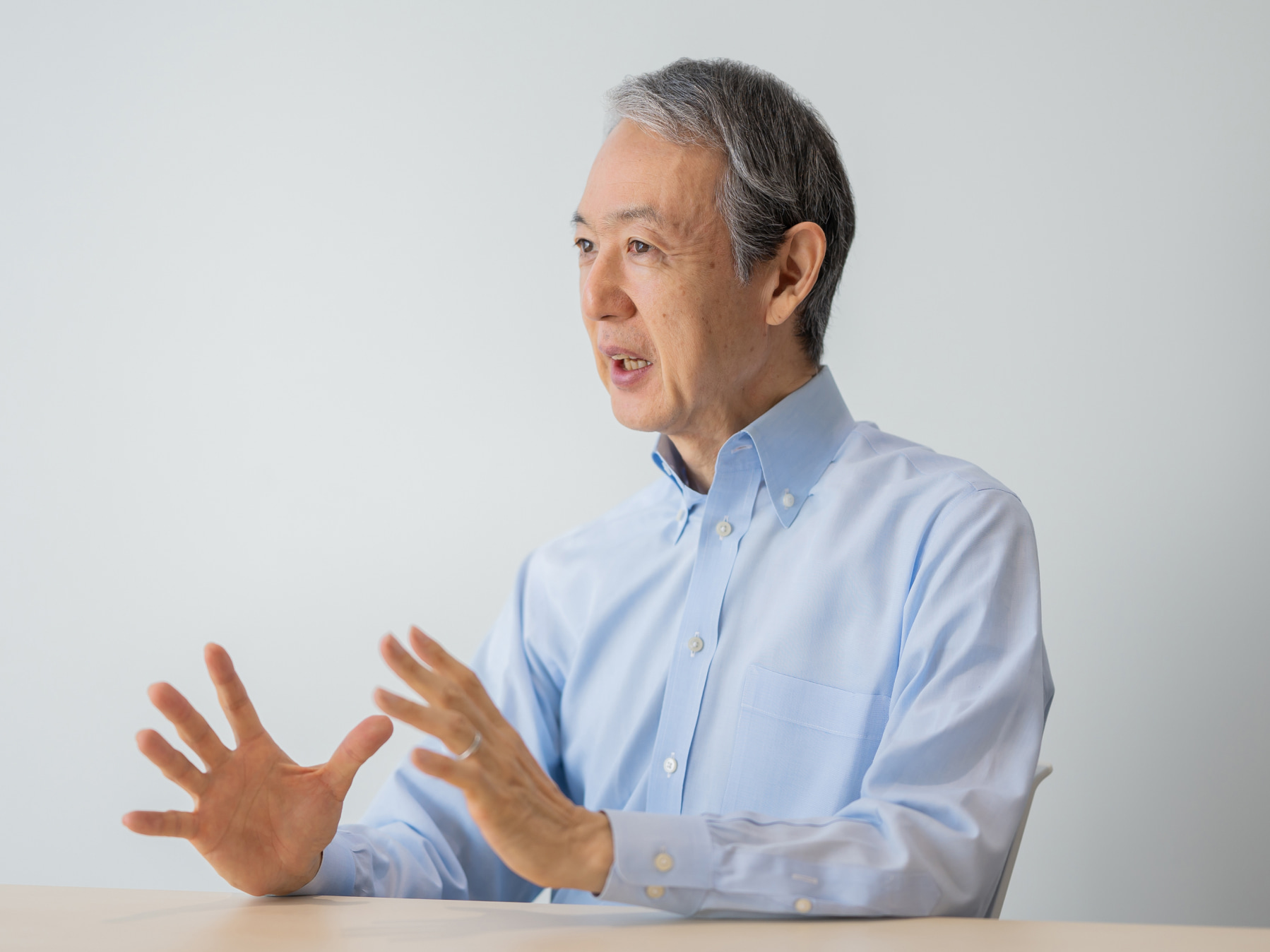 木内卓先生がインタビューに応じている様子
