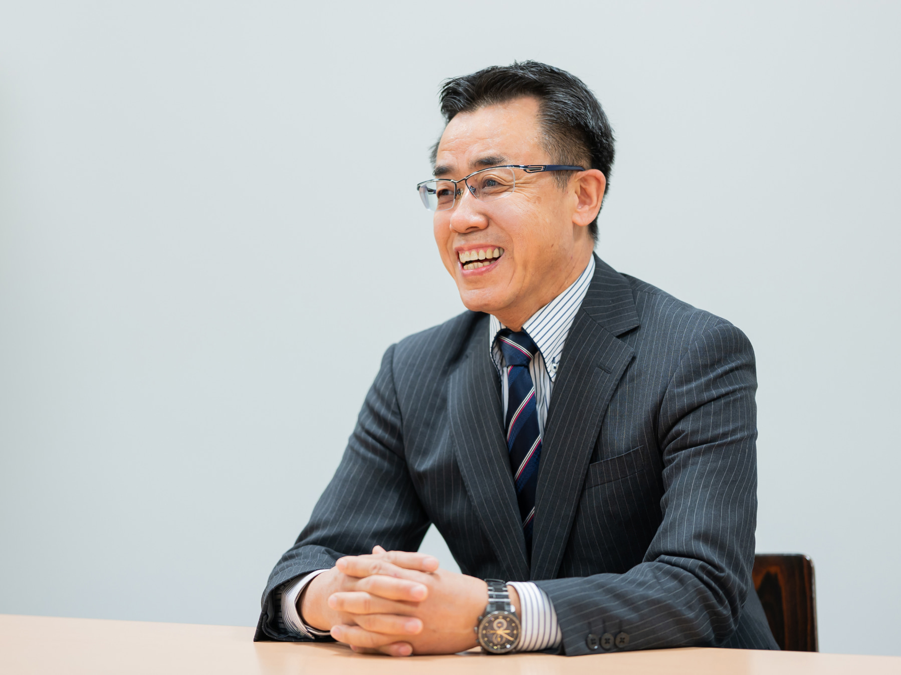 韓暁宏先生がインタビューに応じている様子