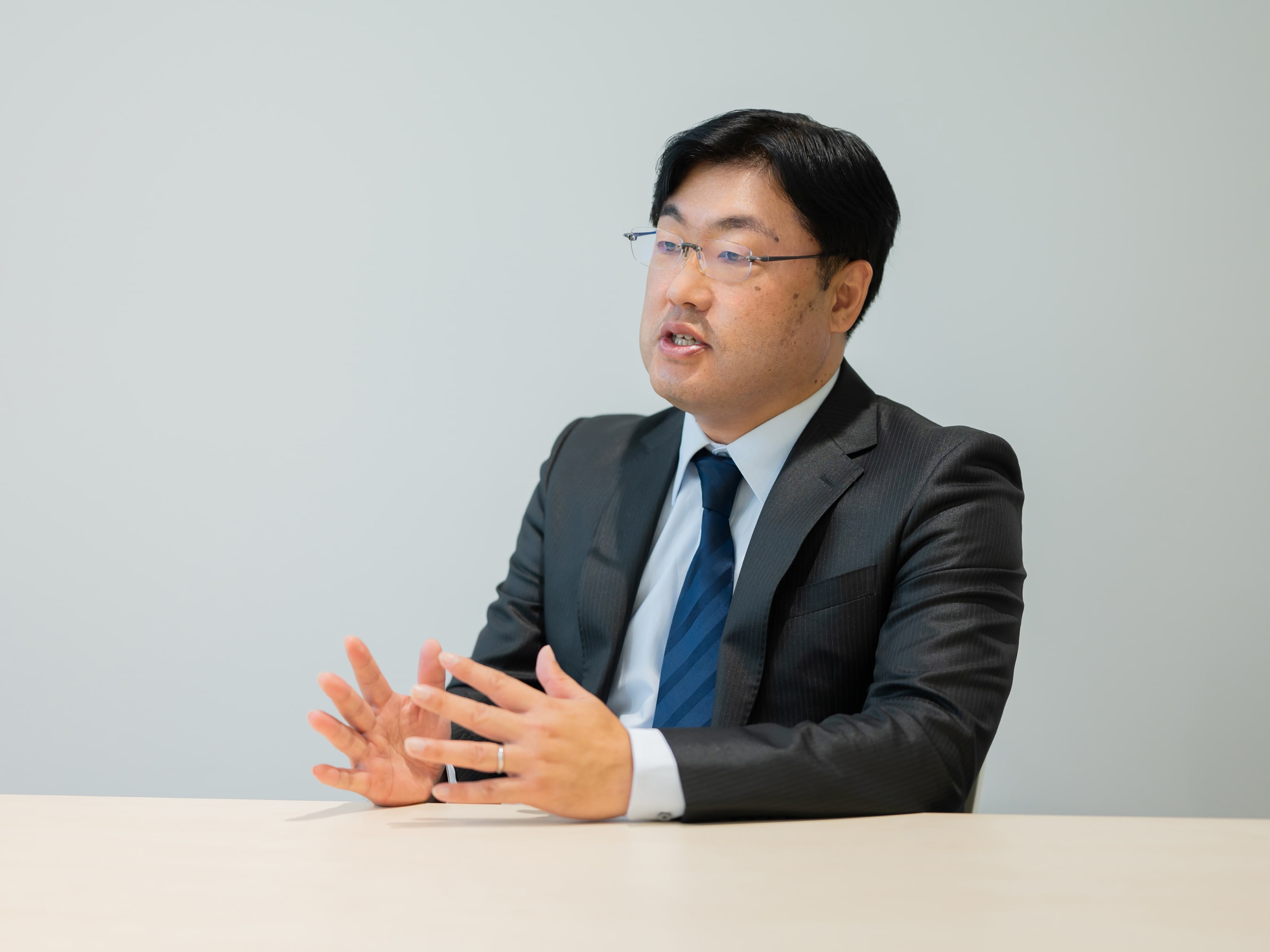 下島康史先生がインタビューに応じている様