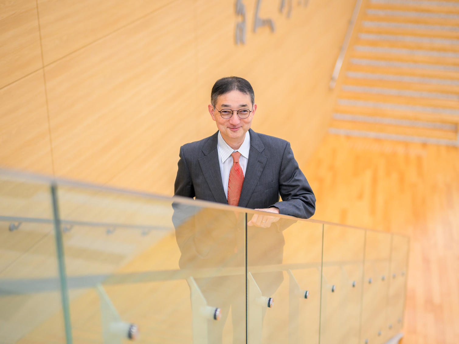 キャンパス内で佇む岩垂好彦先生