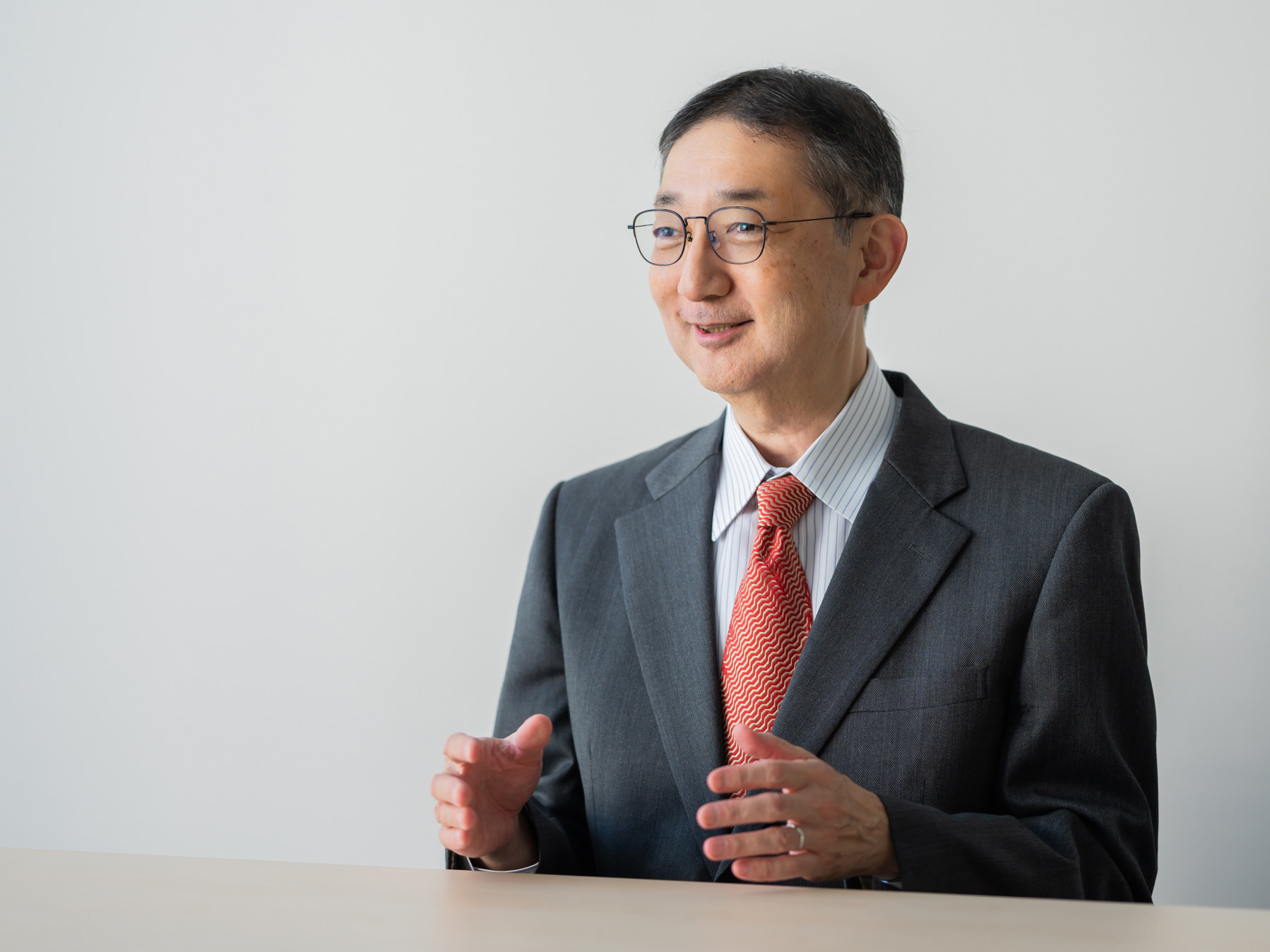 岩垂好彦先生がインタビューに応じている様子