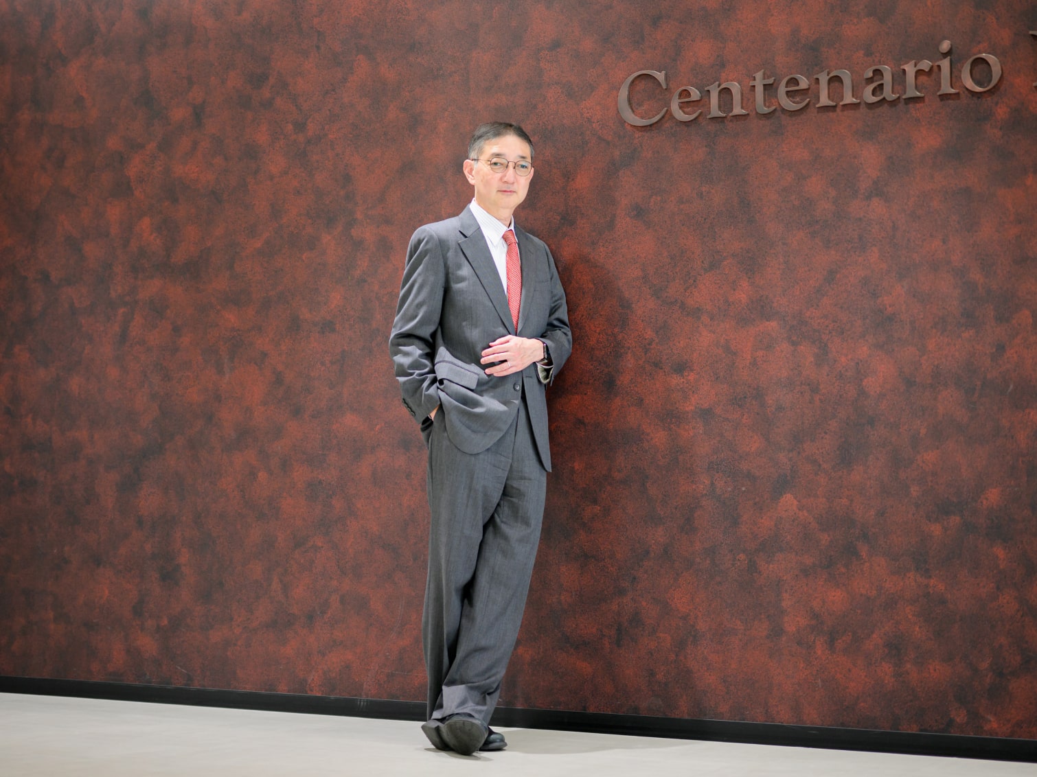 キャンパス内で佇む岩垂好彦先生