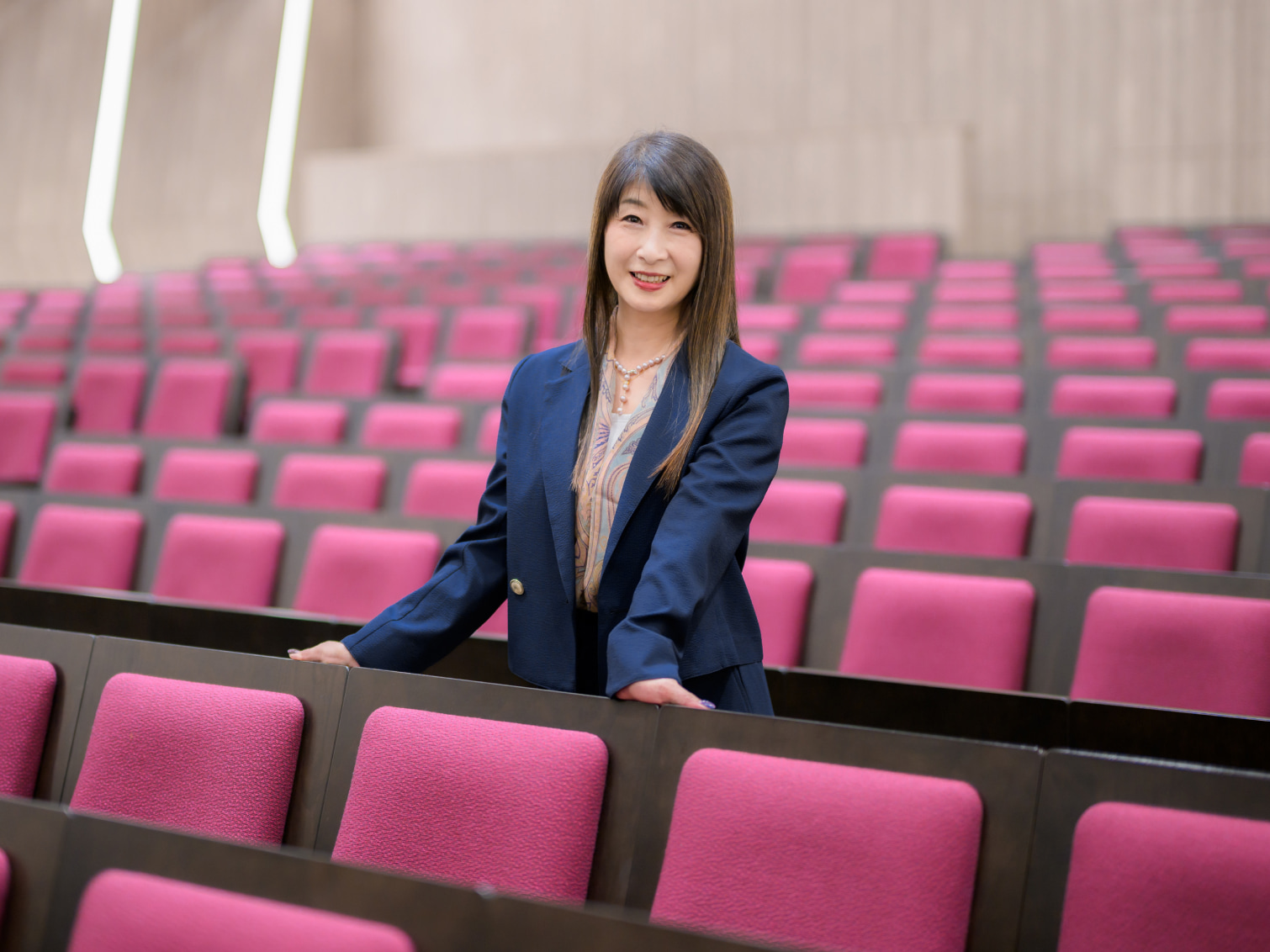 キャンパス内で佇む尾川佳子先生