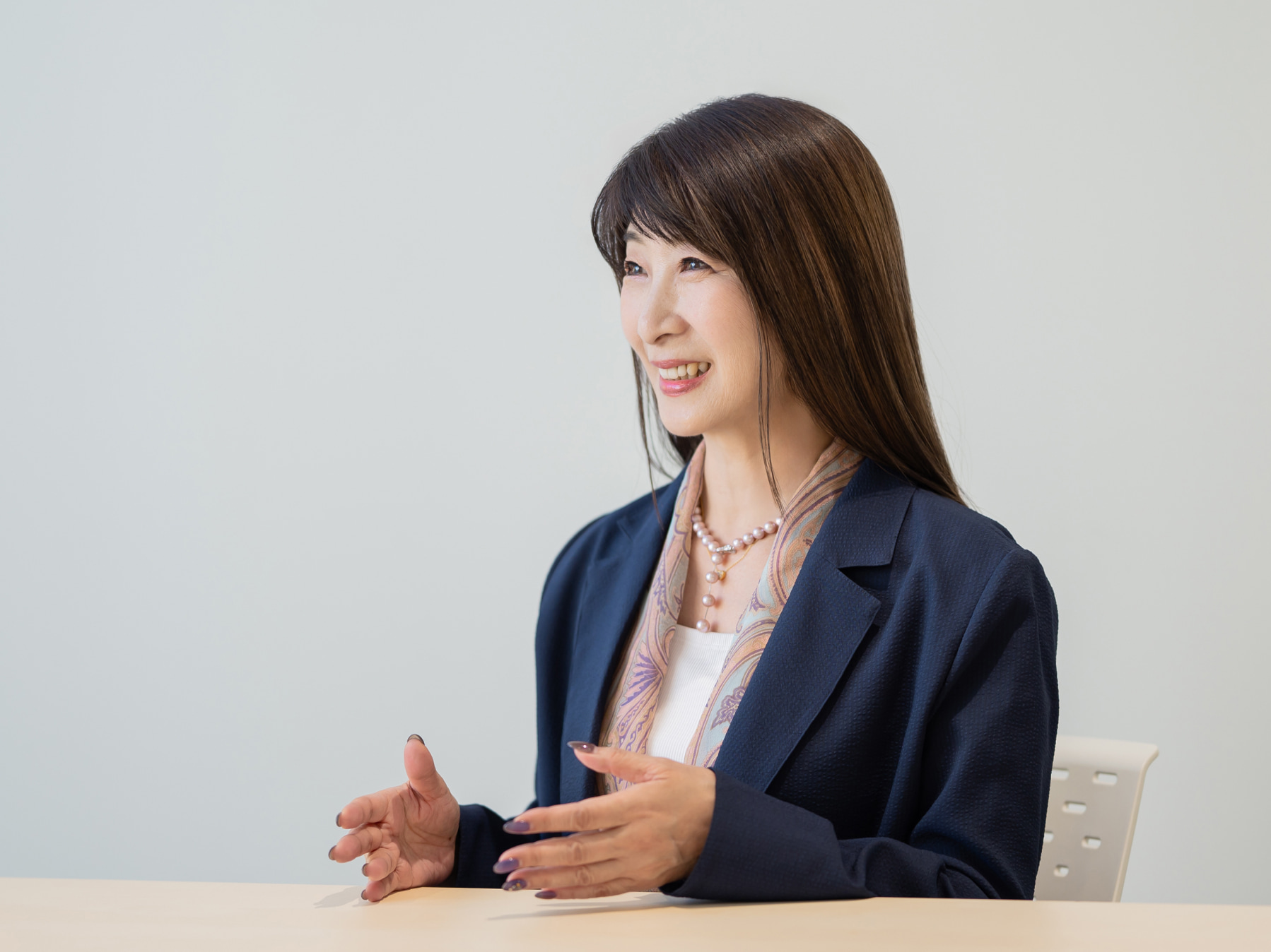 尾川佳子先生がインタビューに応じている様子