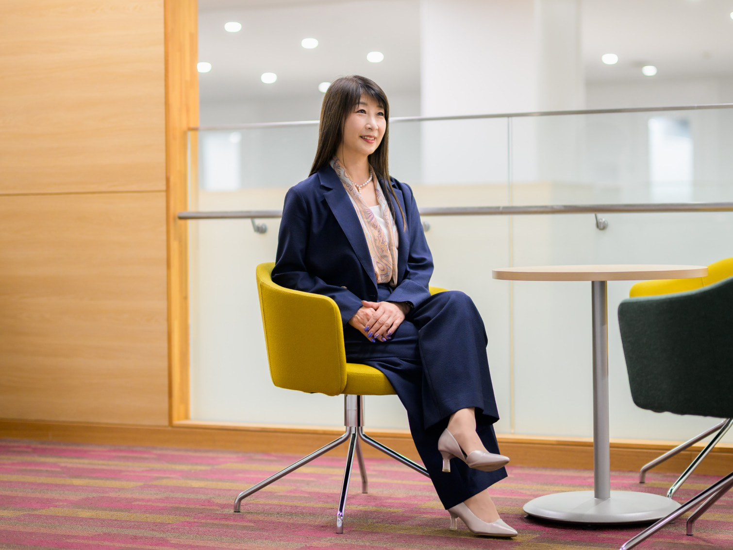 キャンパス内で腰掛ける尾川佳子先生