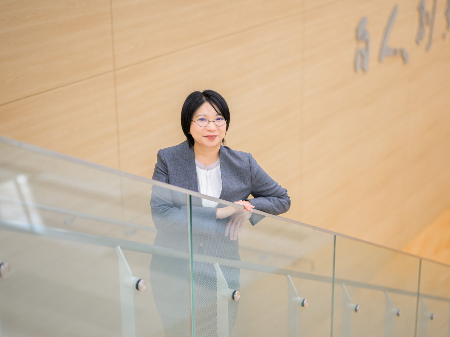 キャンパス内で佇む川﨑友加先生