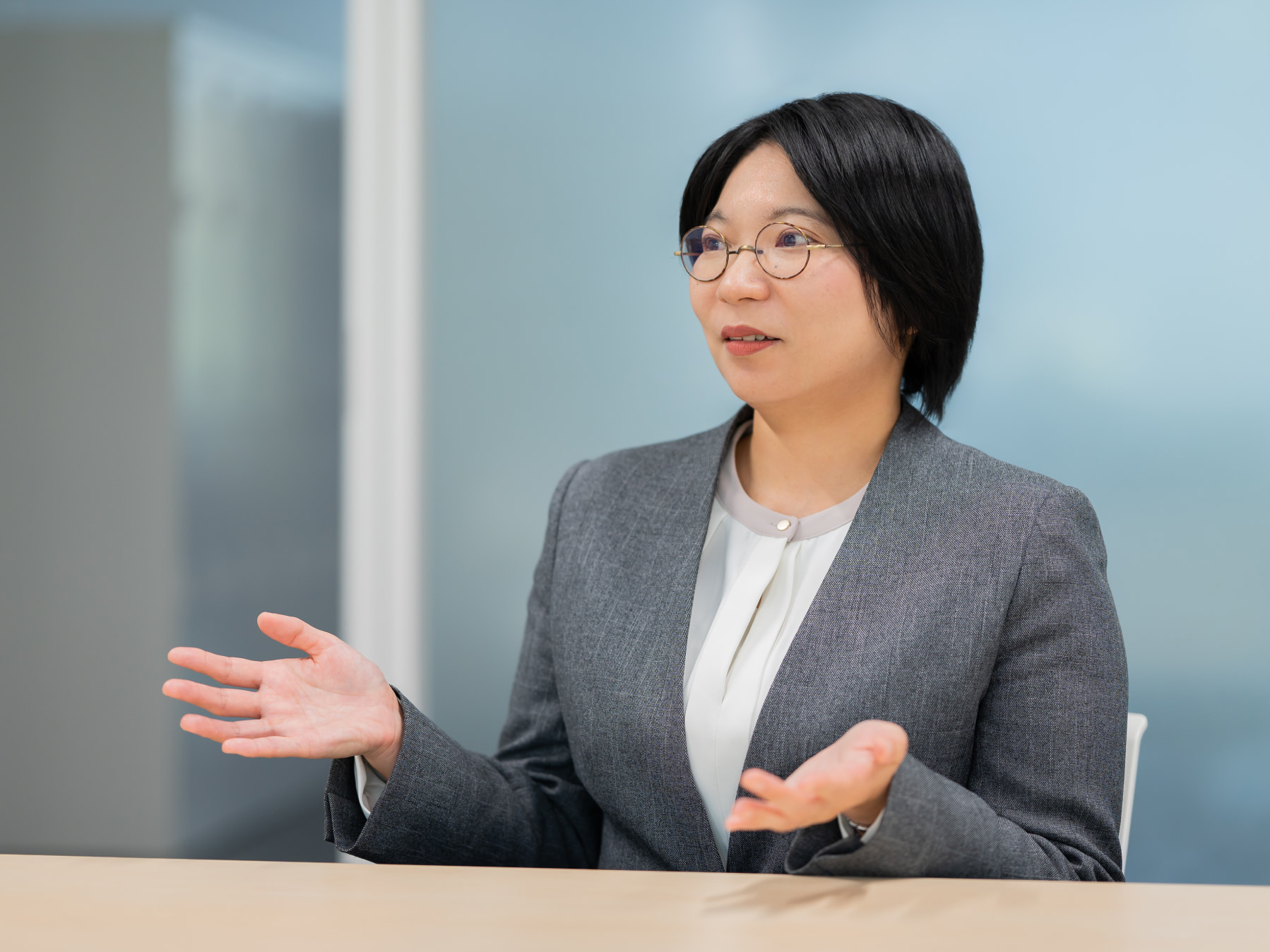 川﨑友加先生がインタビューに応じている様子