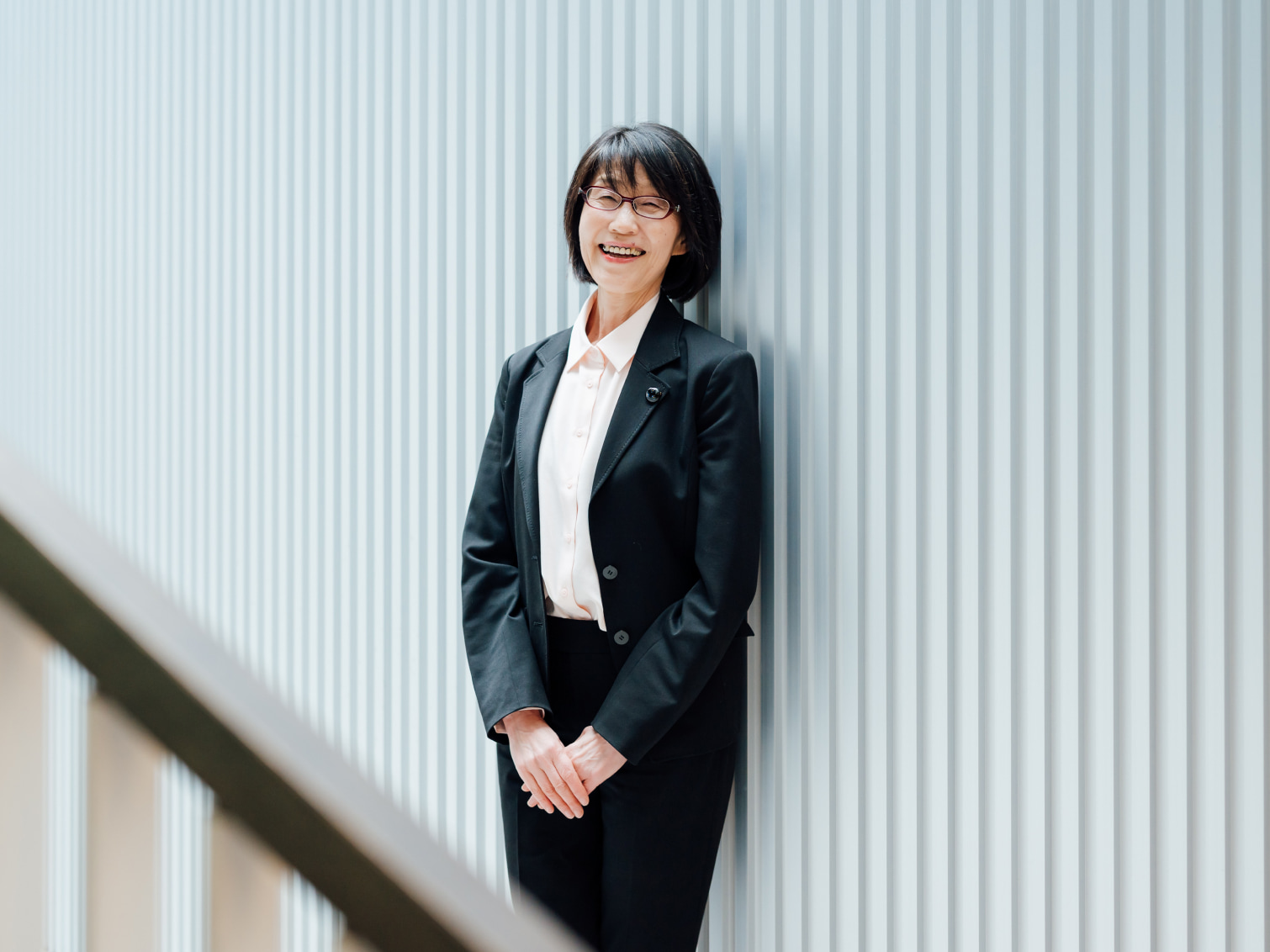 キャンパス内で佇む松本朱実先生