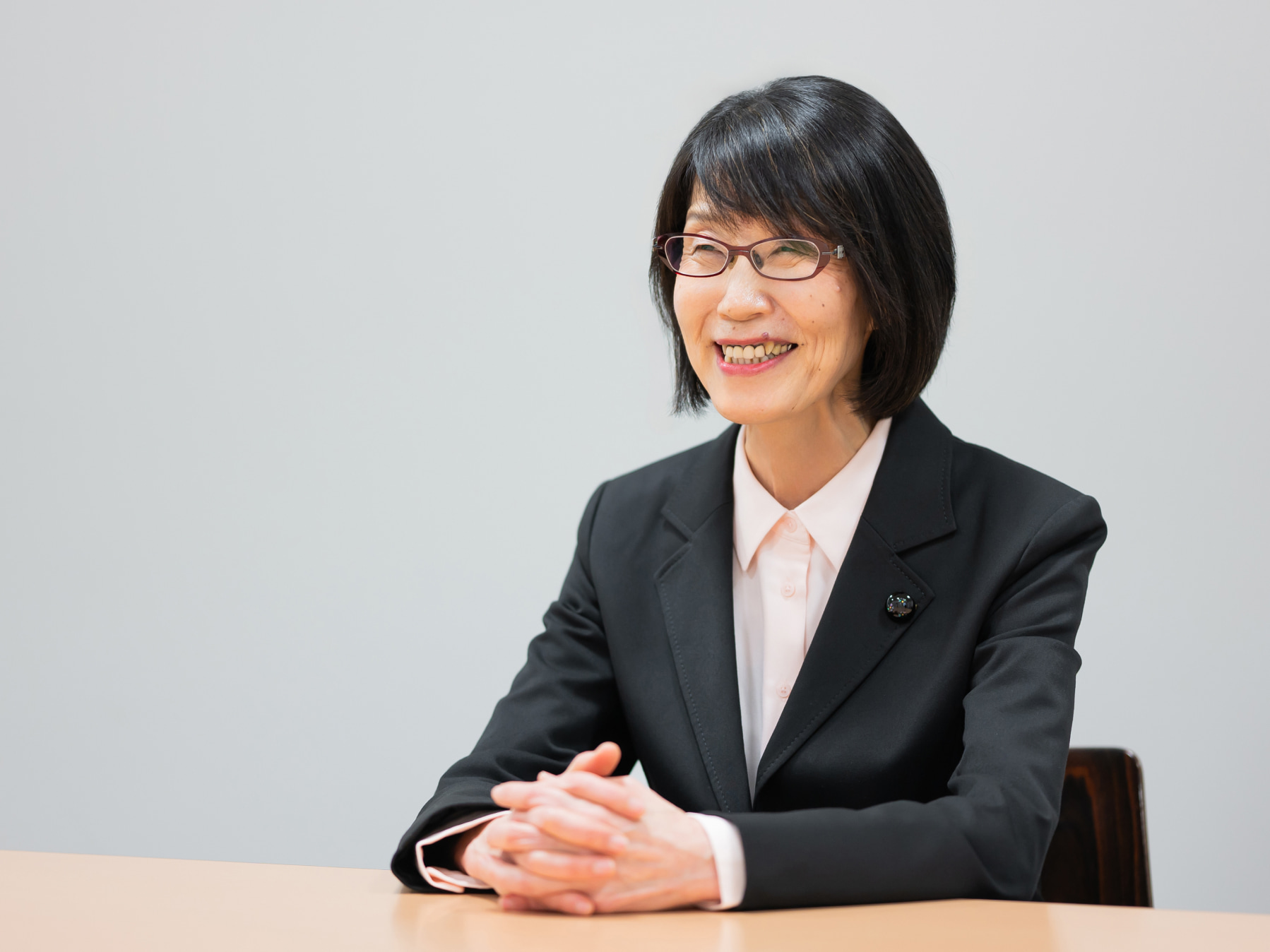 松本朱実先生がインタビューに応じている様子