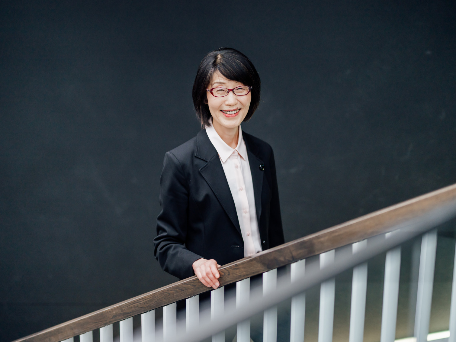 キャンパス内で佇む松本朱実先生