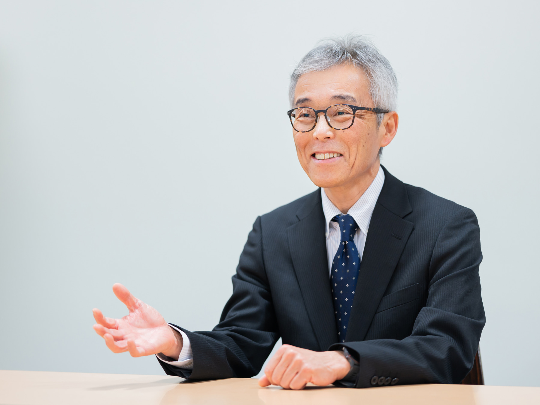 古賀暁彦先生がインタビューに応じている様子