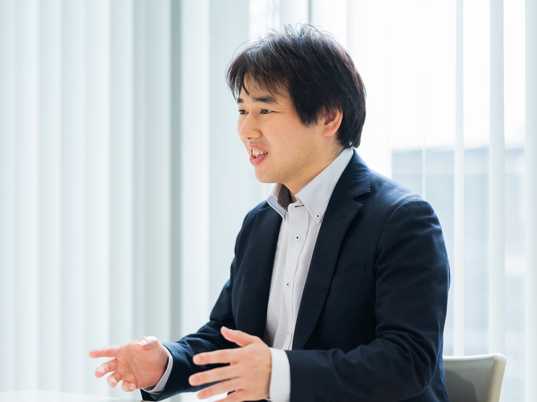 堺完先生がインタビューに応じている様子