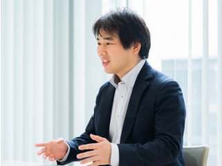 堺完先生がインタビューに応じている様子