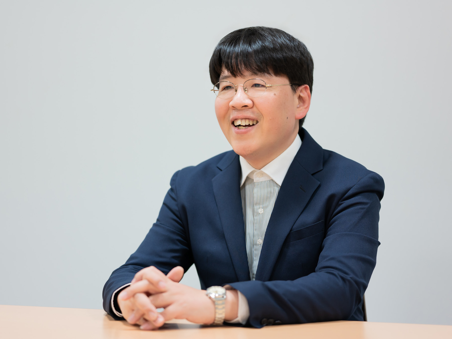 孫世偉先生がインタビューに応じている様子