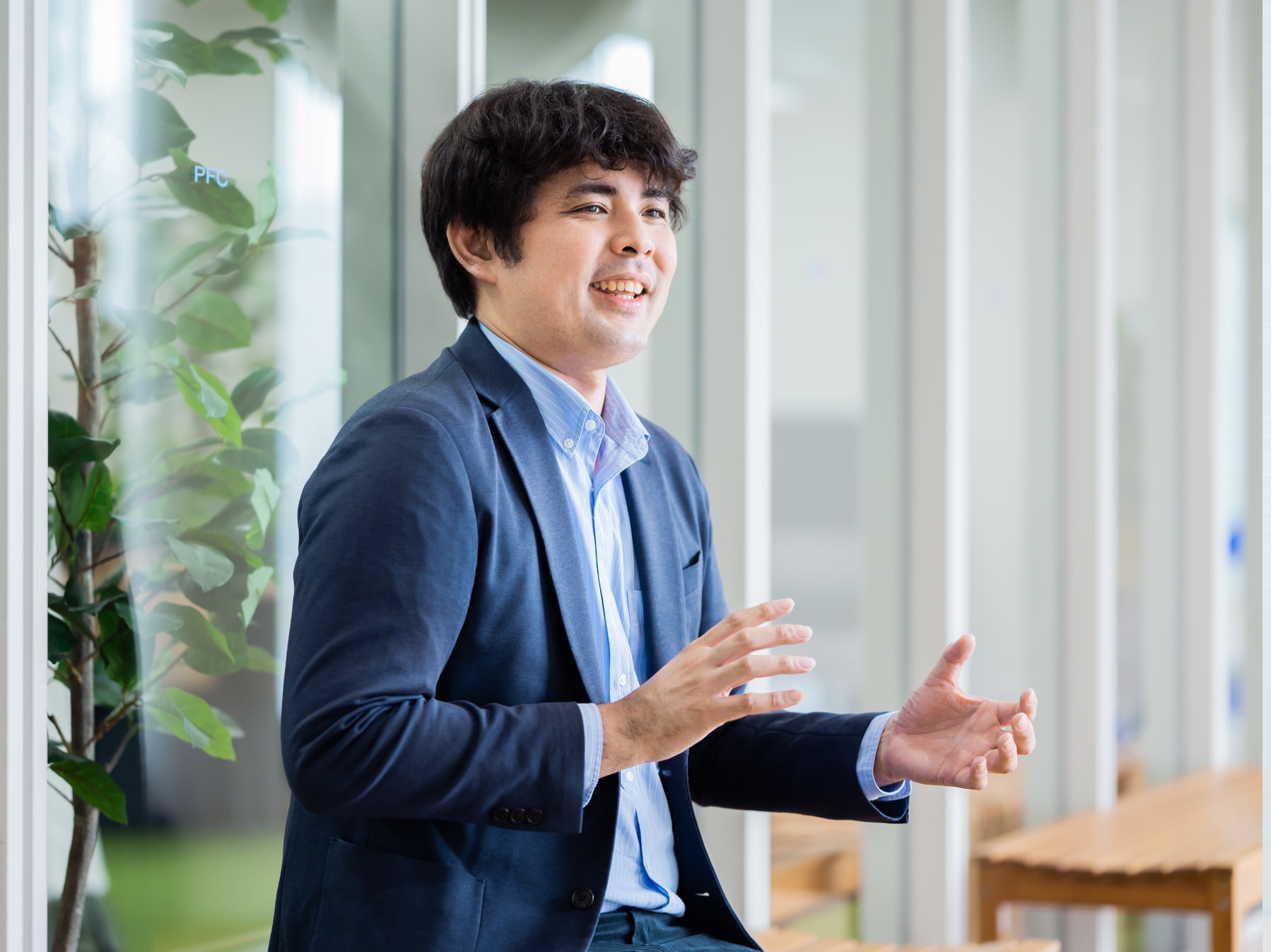 宮里翔大先生がインタビューに応じている様子