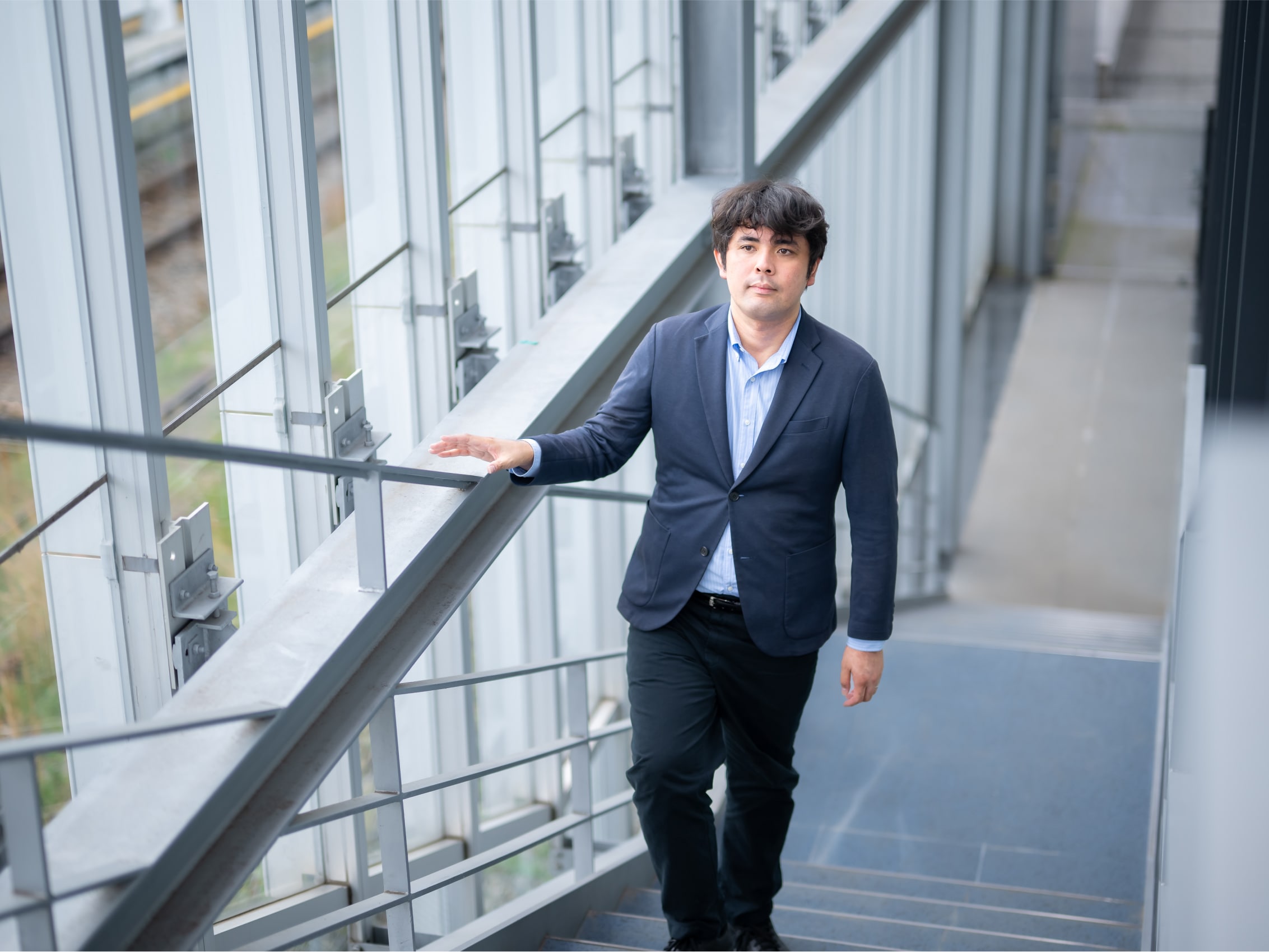 屋内の階段を上る宮里翔大先生