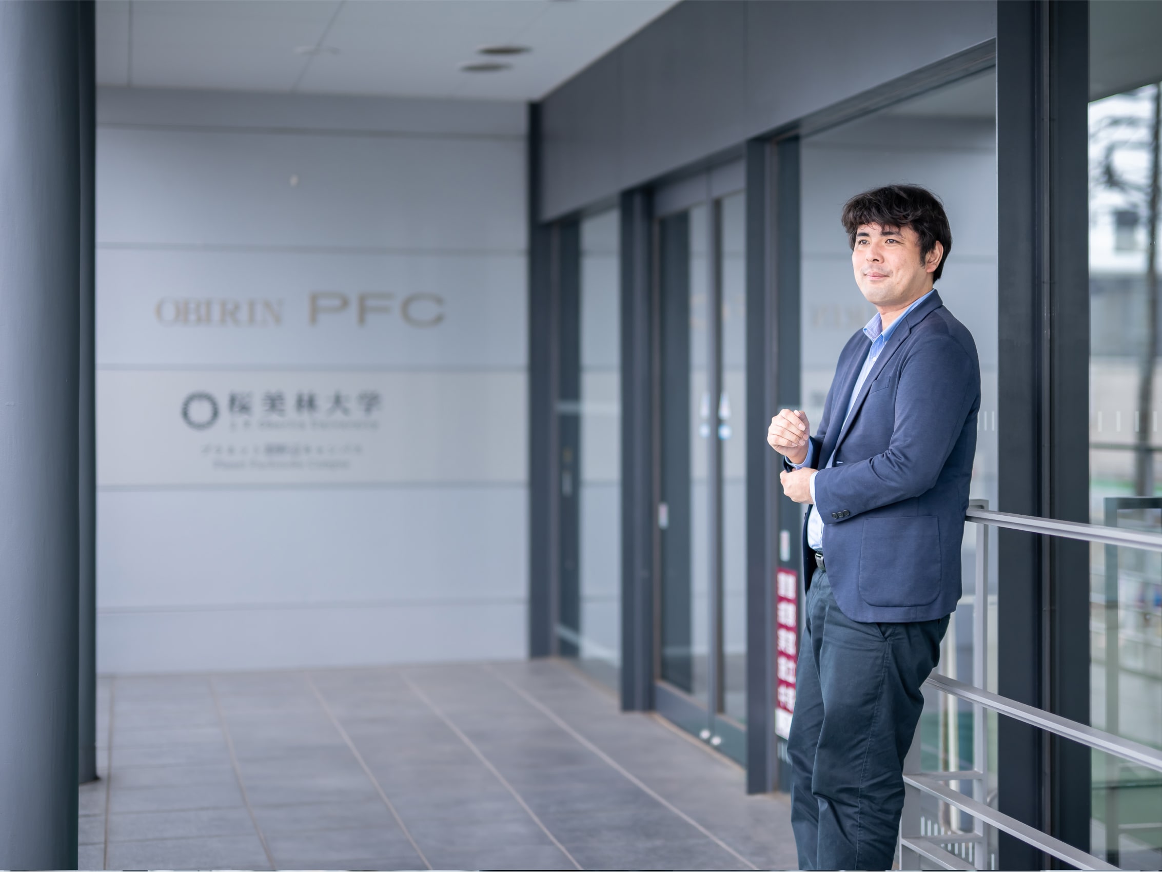 キャンパスで佇む宮里翔大先生