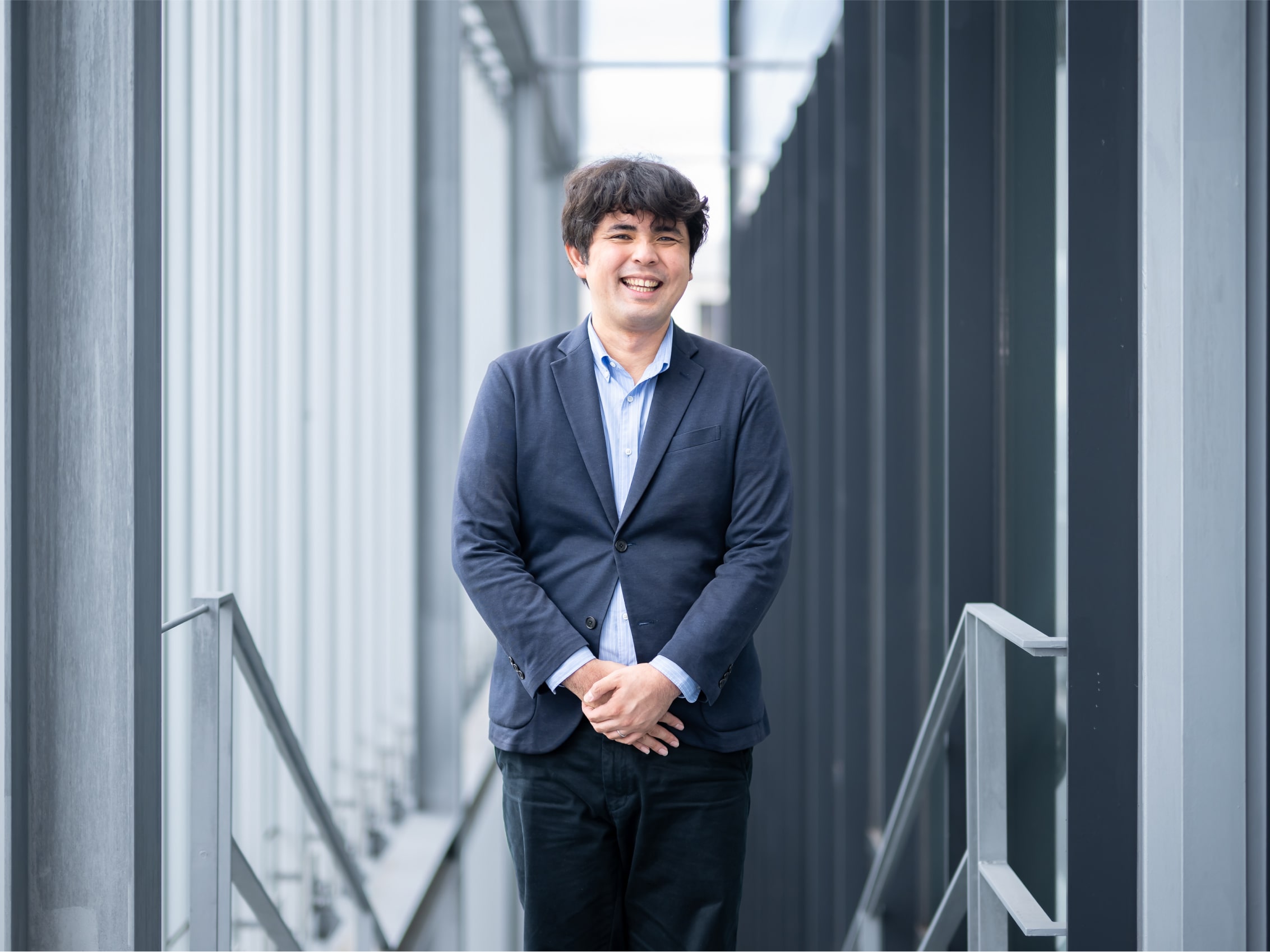 屋内の廊下で微笑む宮里翔大先生