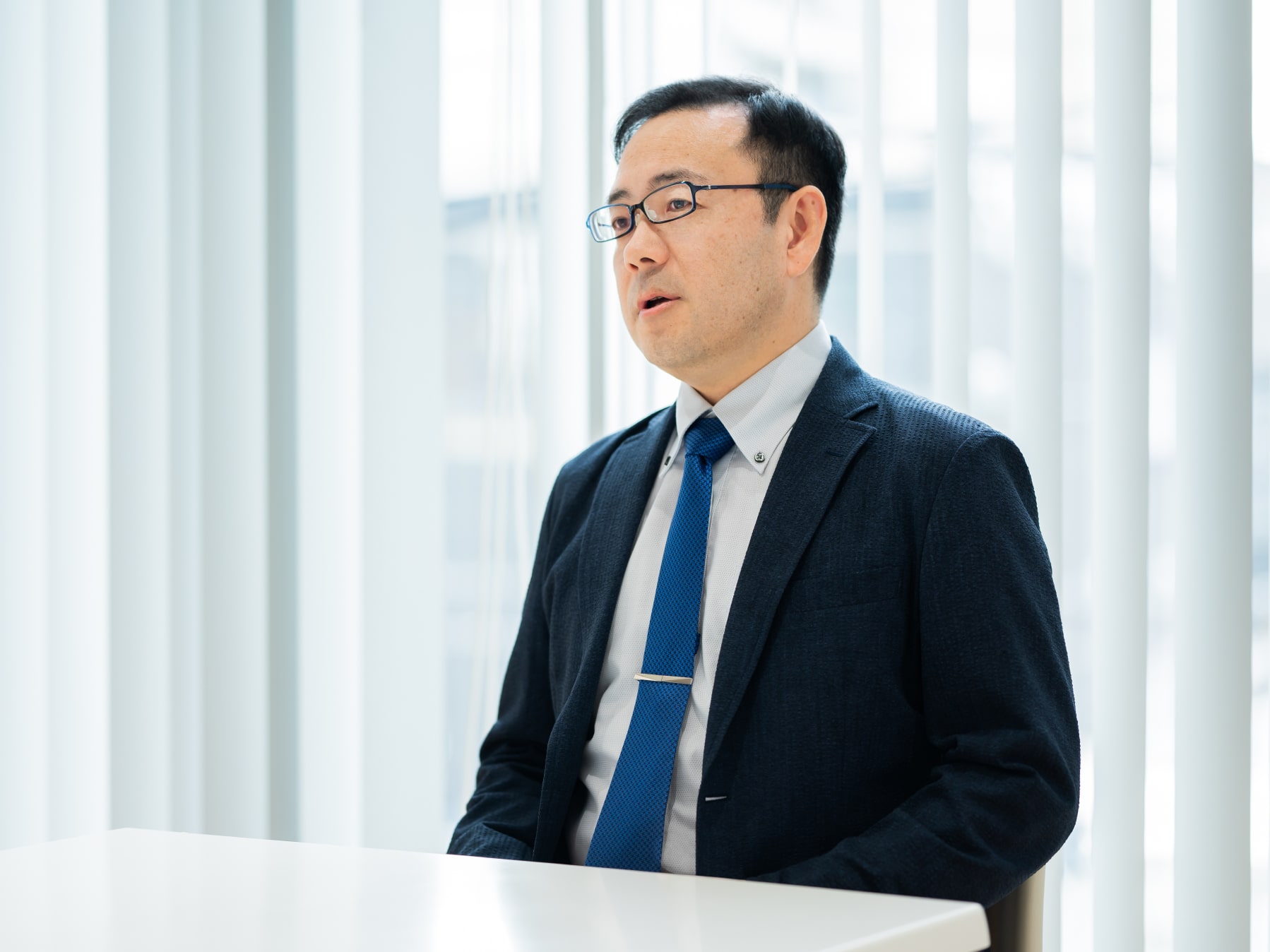 佐藤高樹先生がインタビューに応じている様子