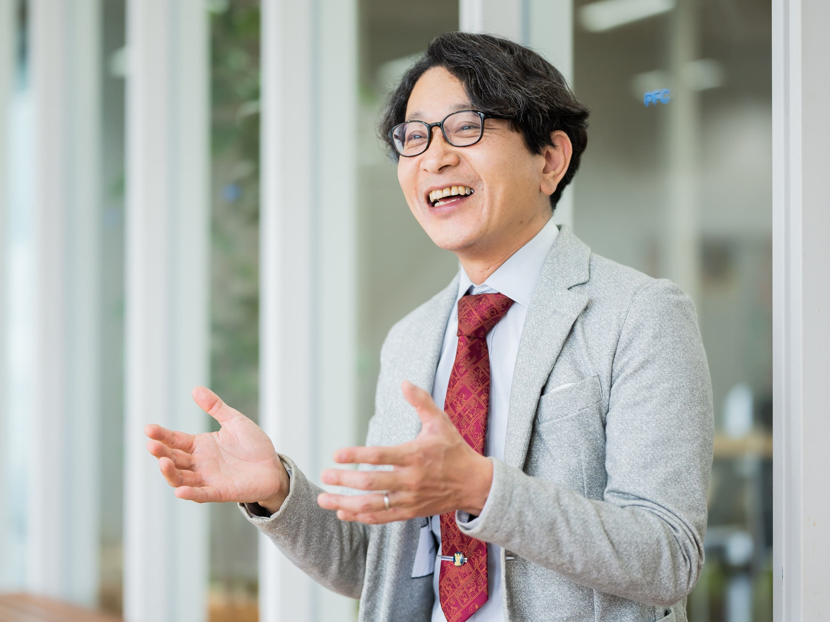 山村豊先生がインタビューに応じている様子
