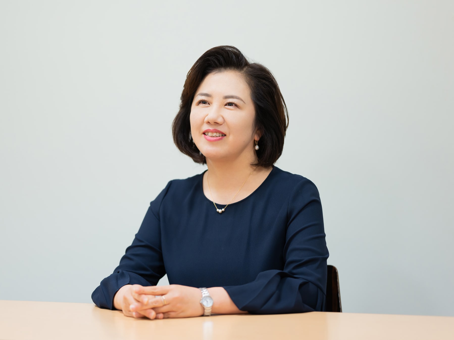 松久保暁子先生がインタビューに応じている様子