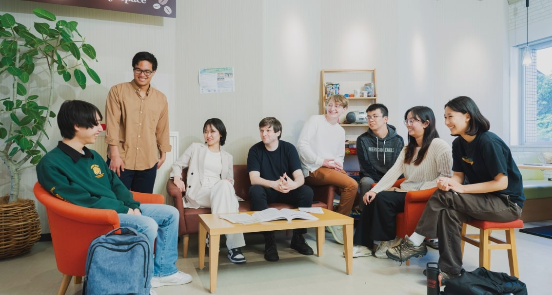 椅子に座ってお互いの顔を見ながら英語でディスカッションを行う学生たち
