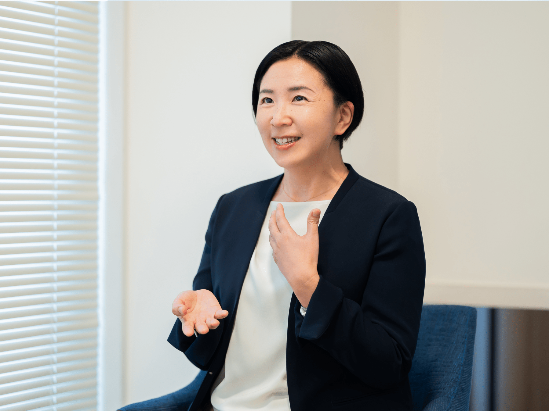 伊賀野千里先生がインタビューに応じている様子