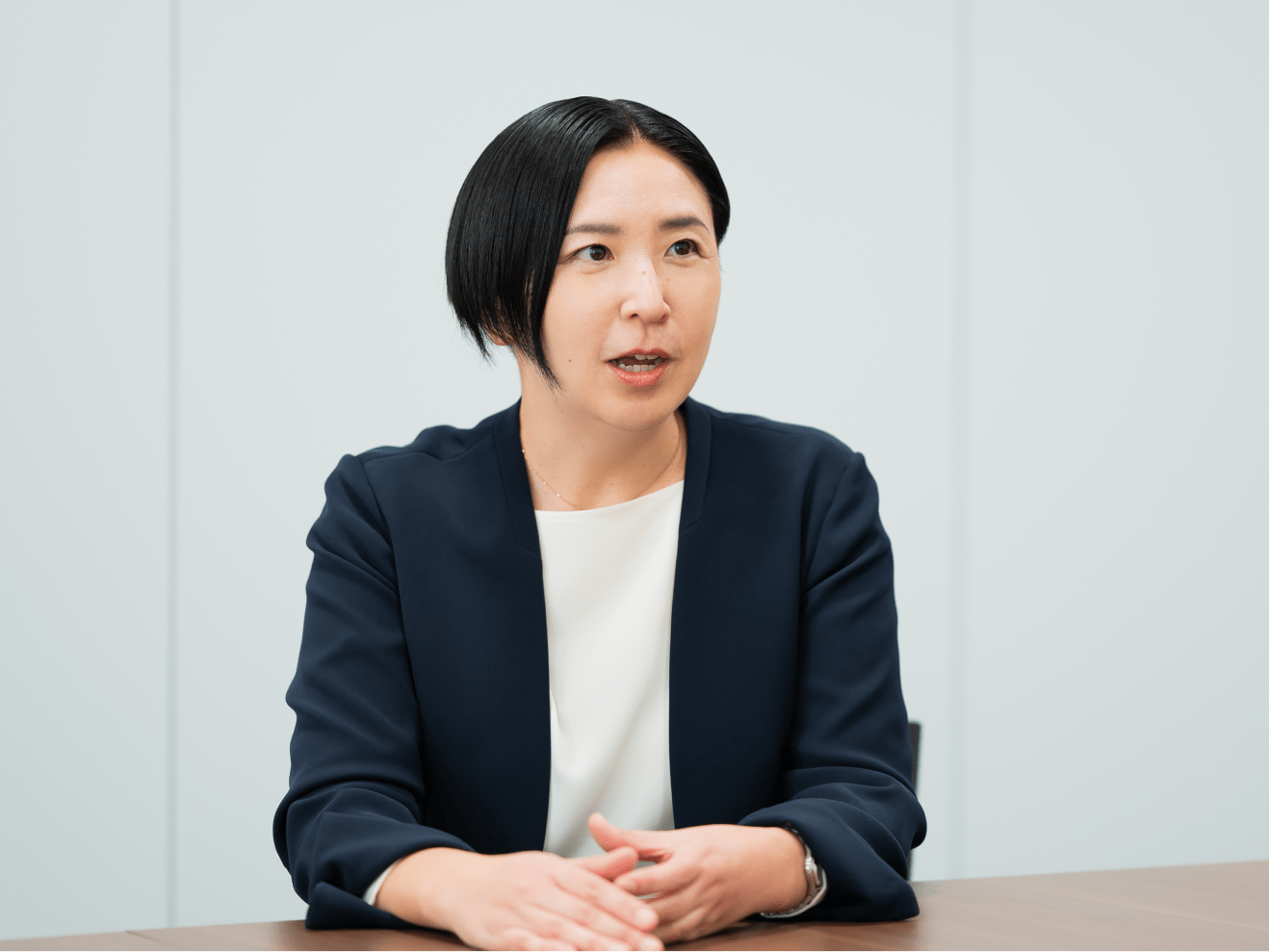 日本の貧困や格差といった問題ついて語る伊賀野千里先生