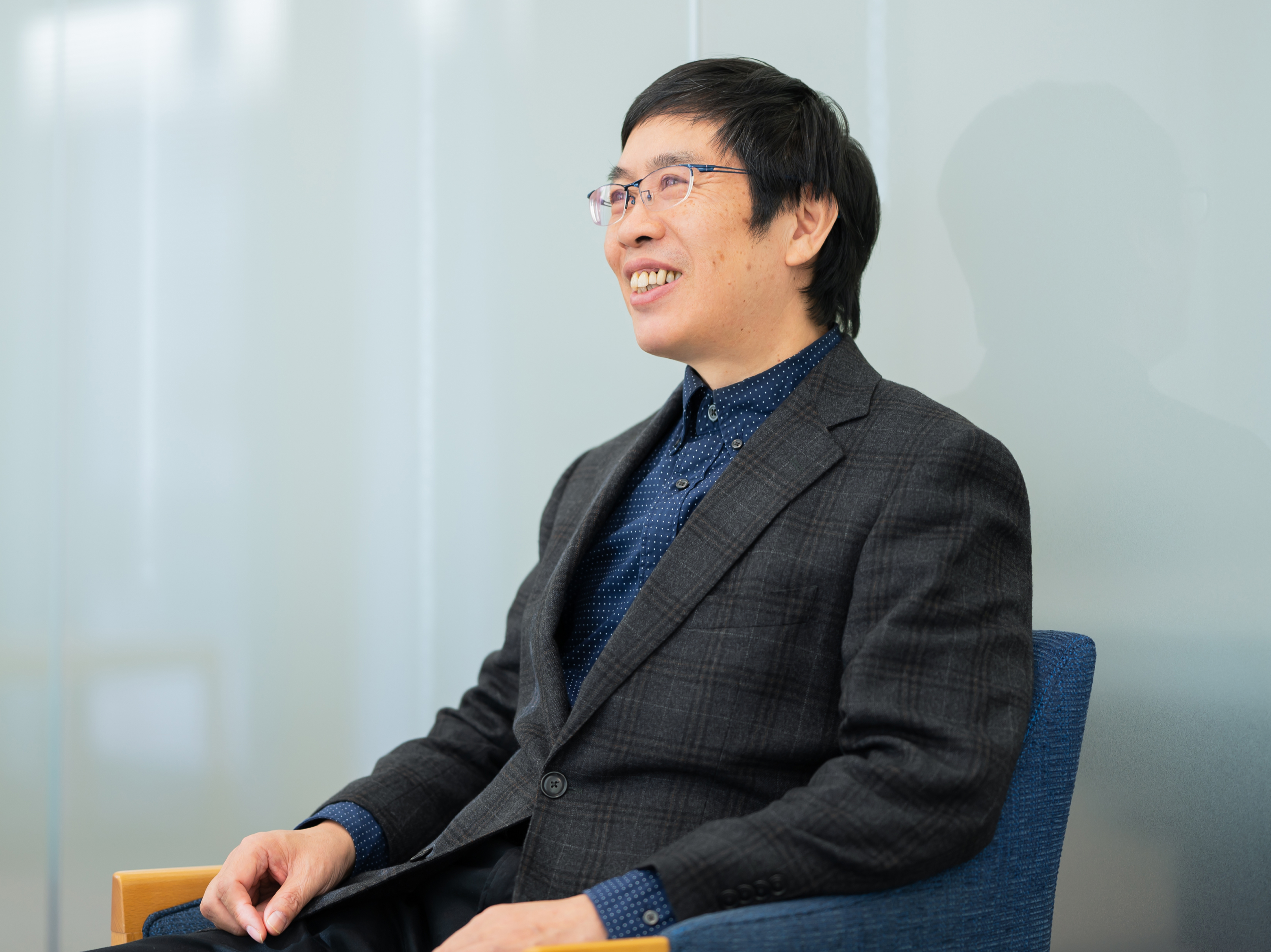 李恩民先生がインタビューに応じている様子