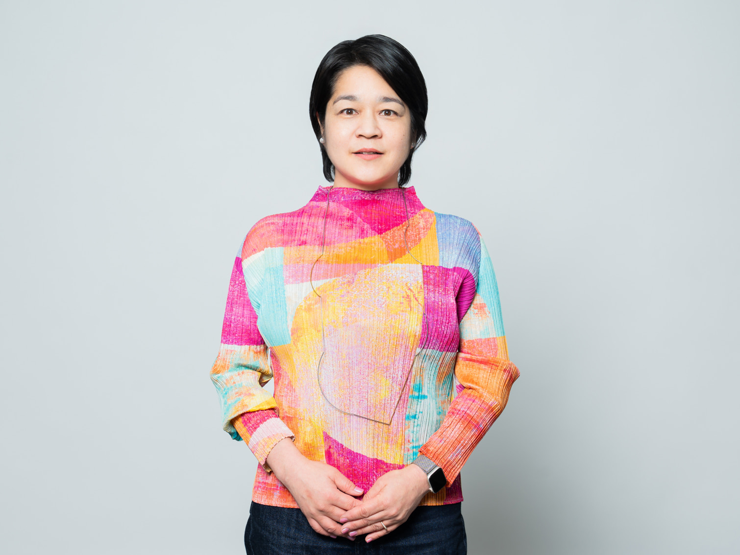 キャンパス内で佇む西川順子先生