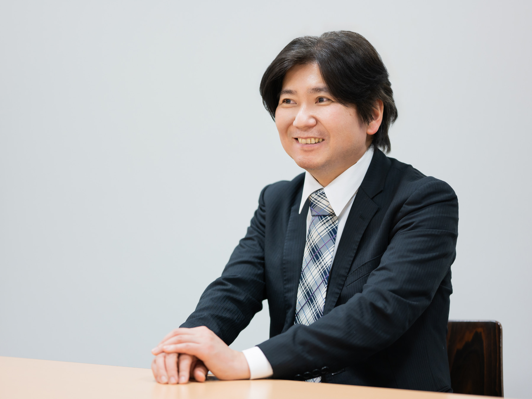 芝井清久先生がインタビューに応じている様子