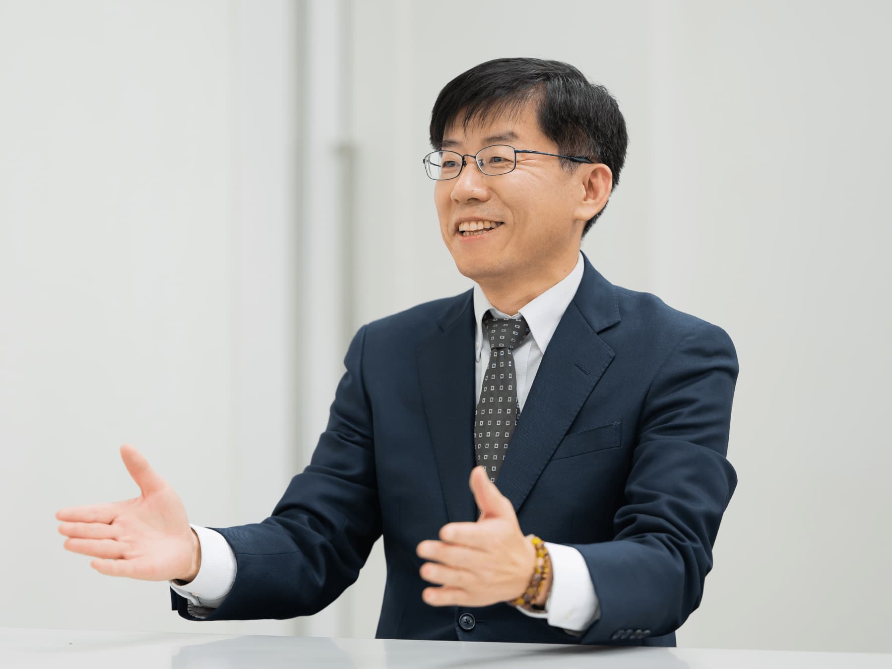 雷桂林先生がインタビューに応じている様子