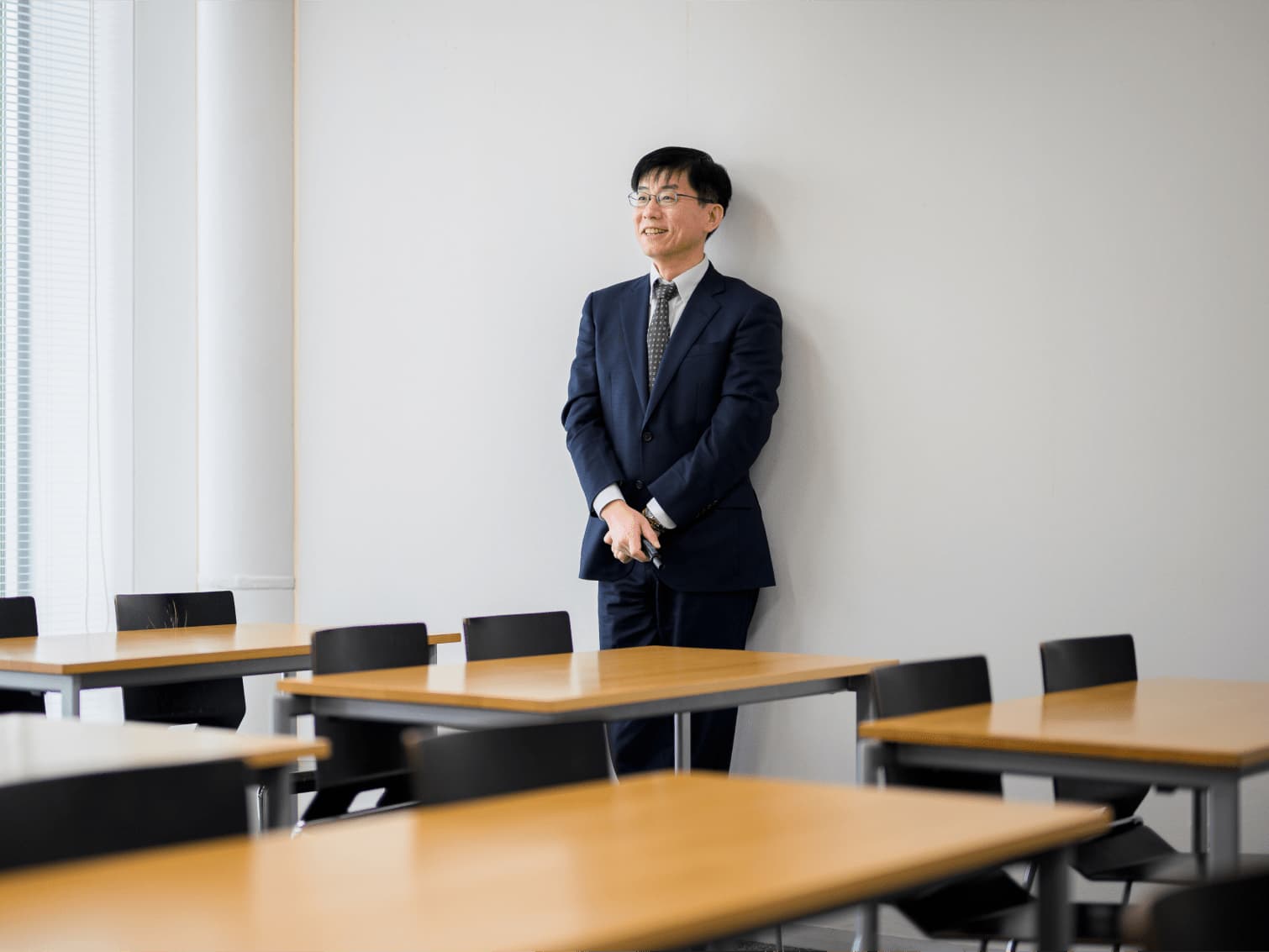 教室内で佇む雷桂林先生