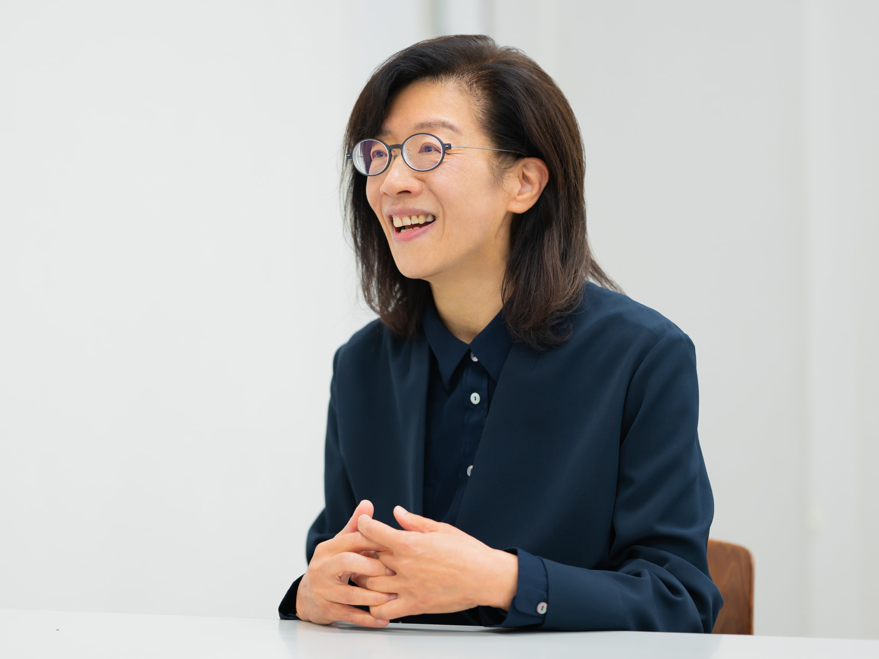 リーリサ先生がインタビューに応じている様子